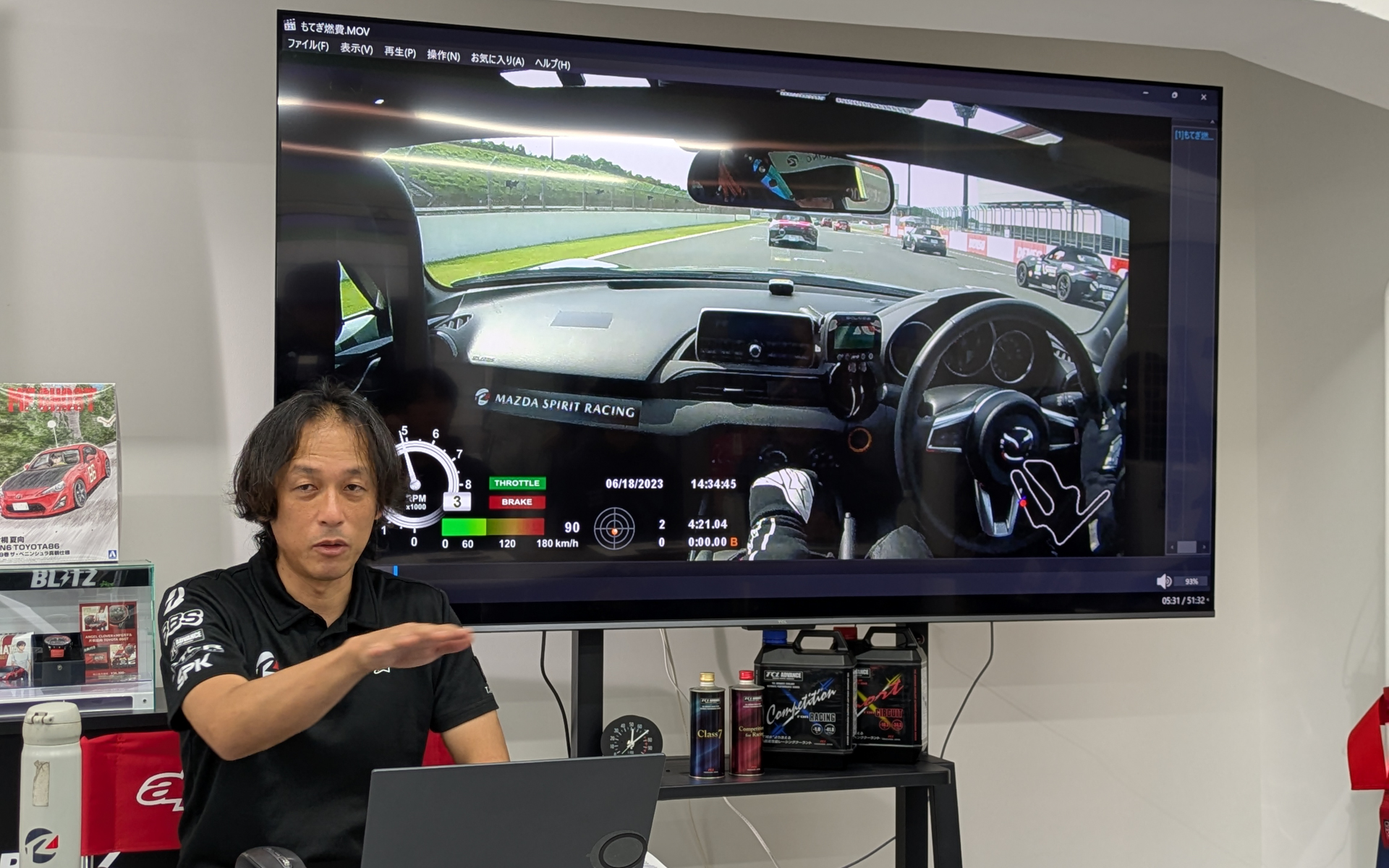 過去の車載動画を見ながらアクセルワークの重要さを説明する加藤チーフインストラクター