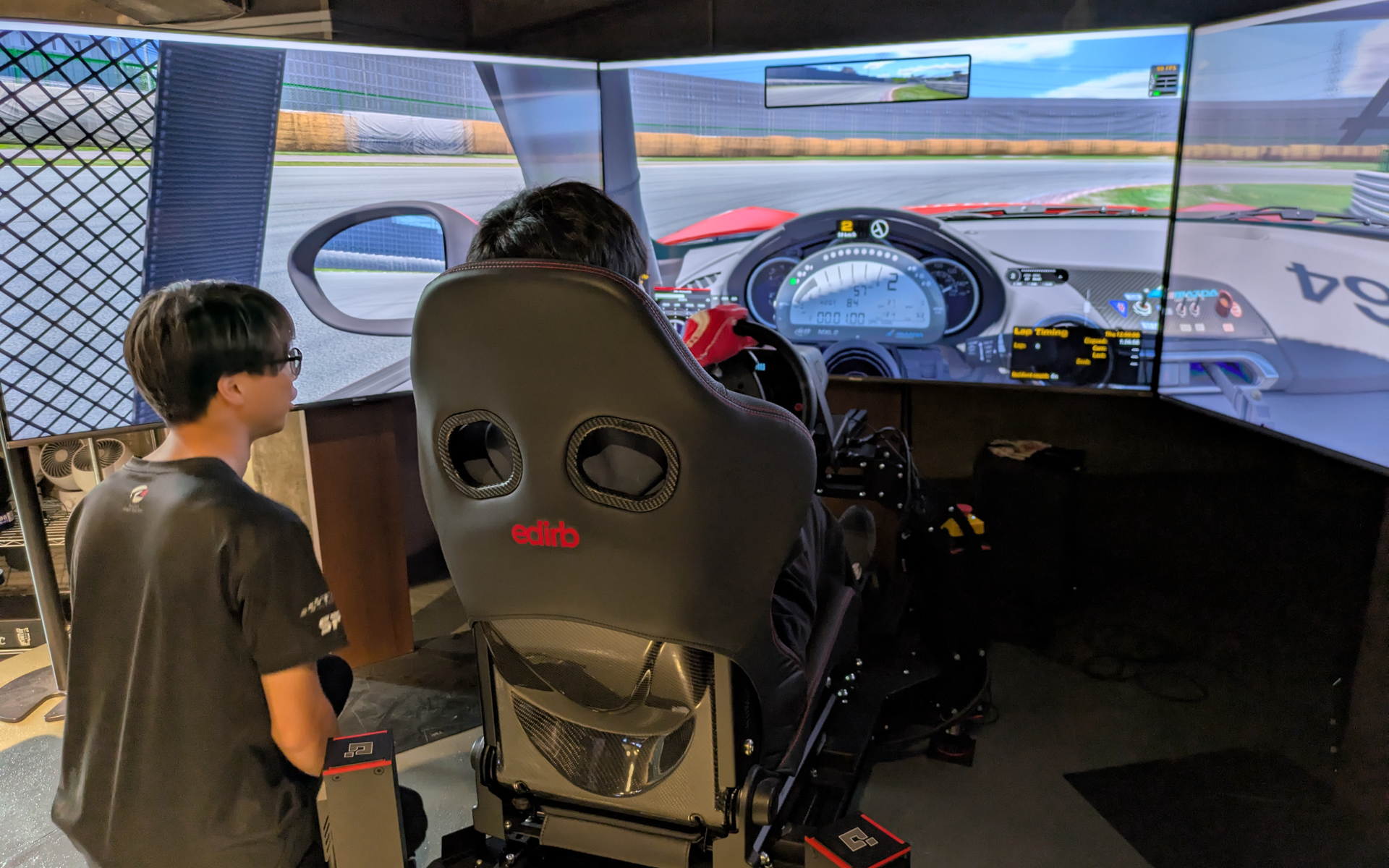 決められたエンジン回転数でシフトチェンジができているかをチェック