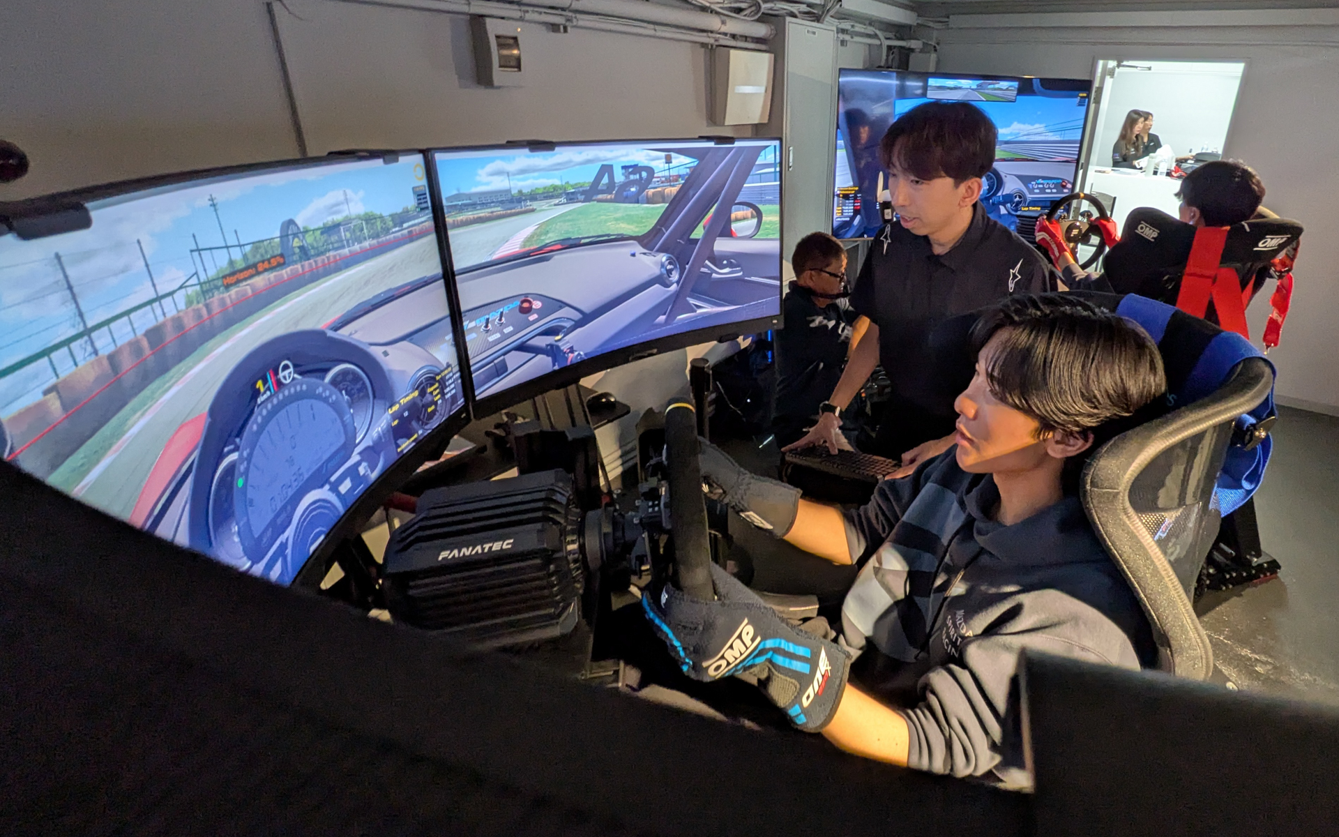 ライン取りやアクセルワークも細かくチェックしていた