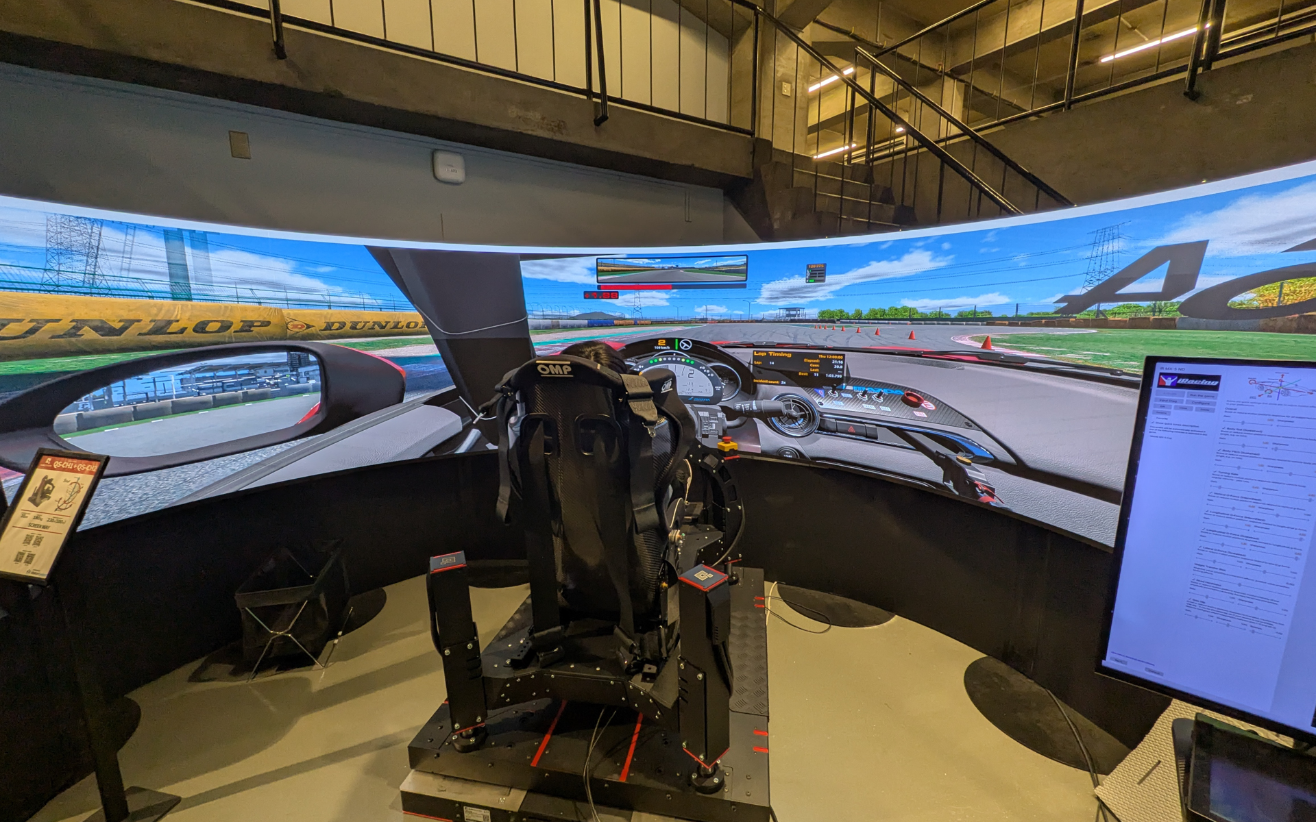 シミュレータラボには4種類の機材があり、それぞれ動きが異なる。チャレンジプログラム3期生の5人は、自宅では味わえない高次元のリアルな動きをシミュレータで体験していた