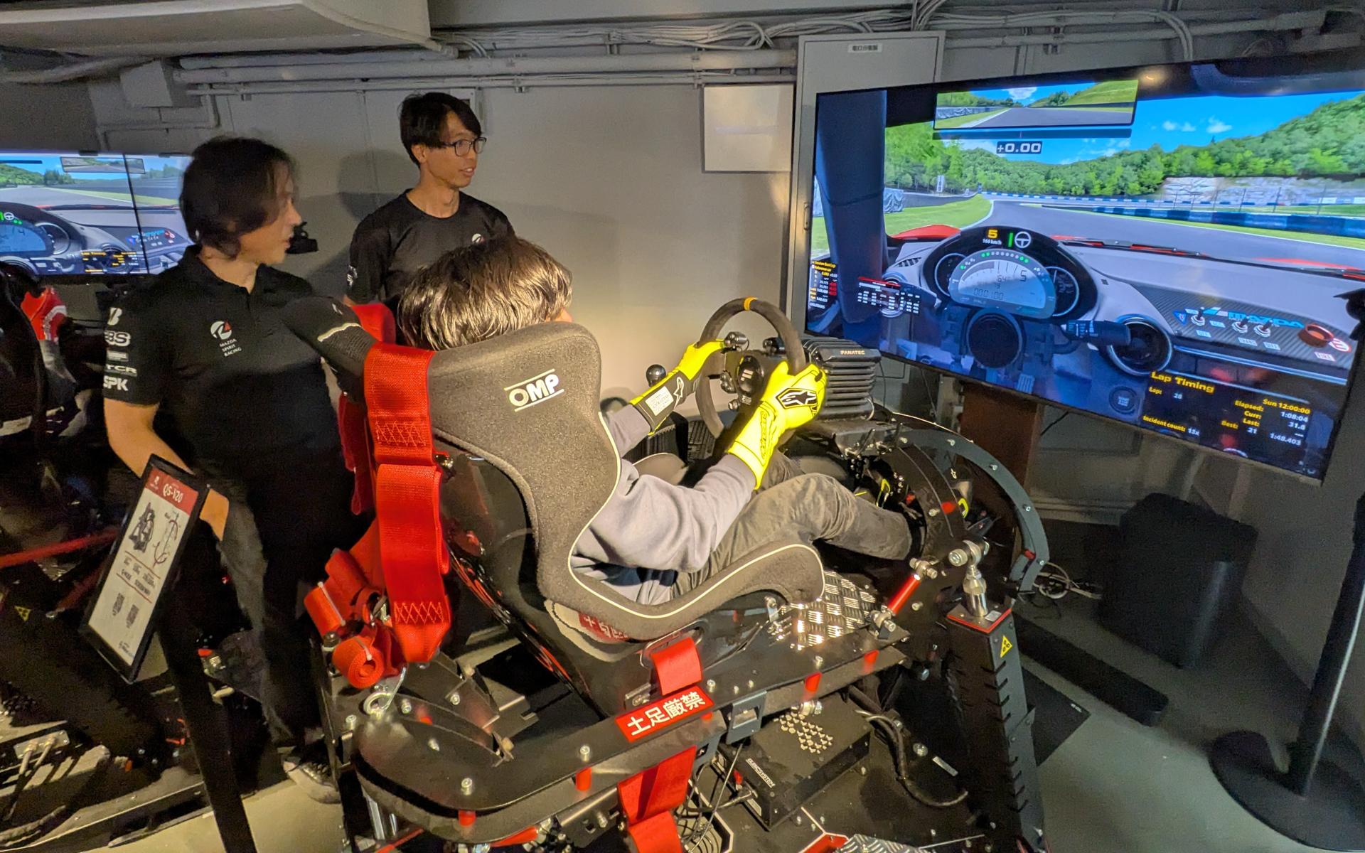 倶楽部MAZDA SPIRIT RACINGのチャレンジプログラム「バーチャルからリアルへの道」3期生5人がSPKのシミュレータラボで高性能シミュレータに挑戦した