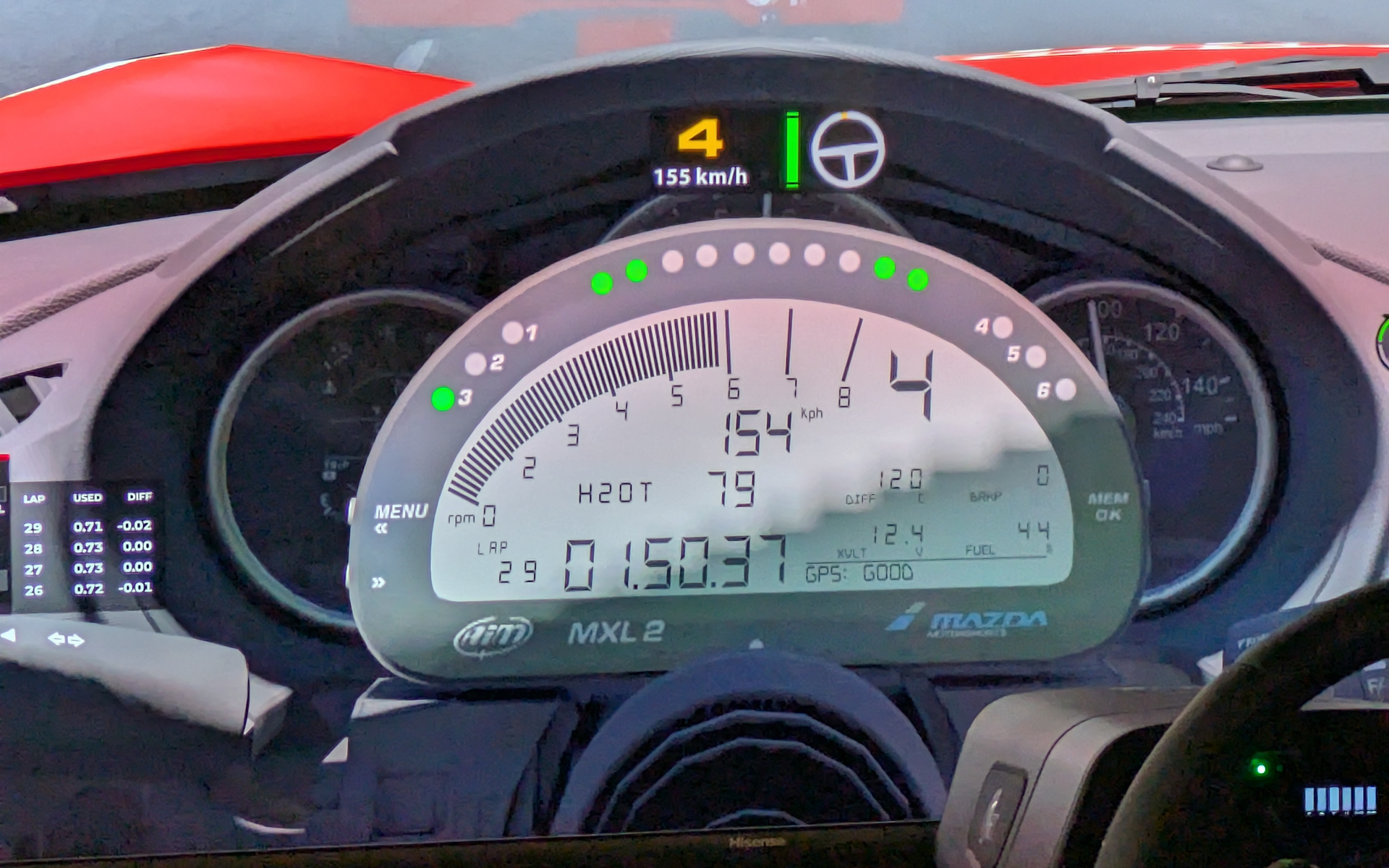 決められたエンジン回転数でシフトチェンジができているかをチェック