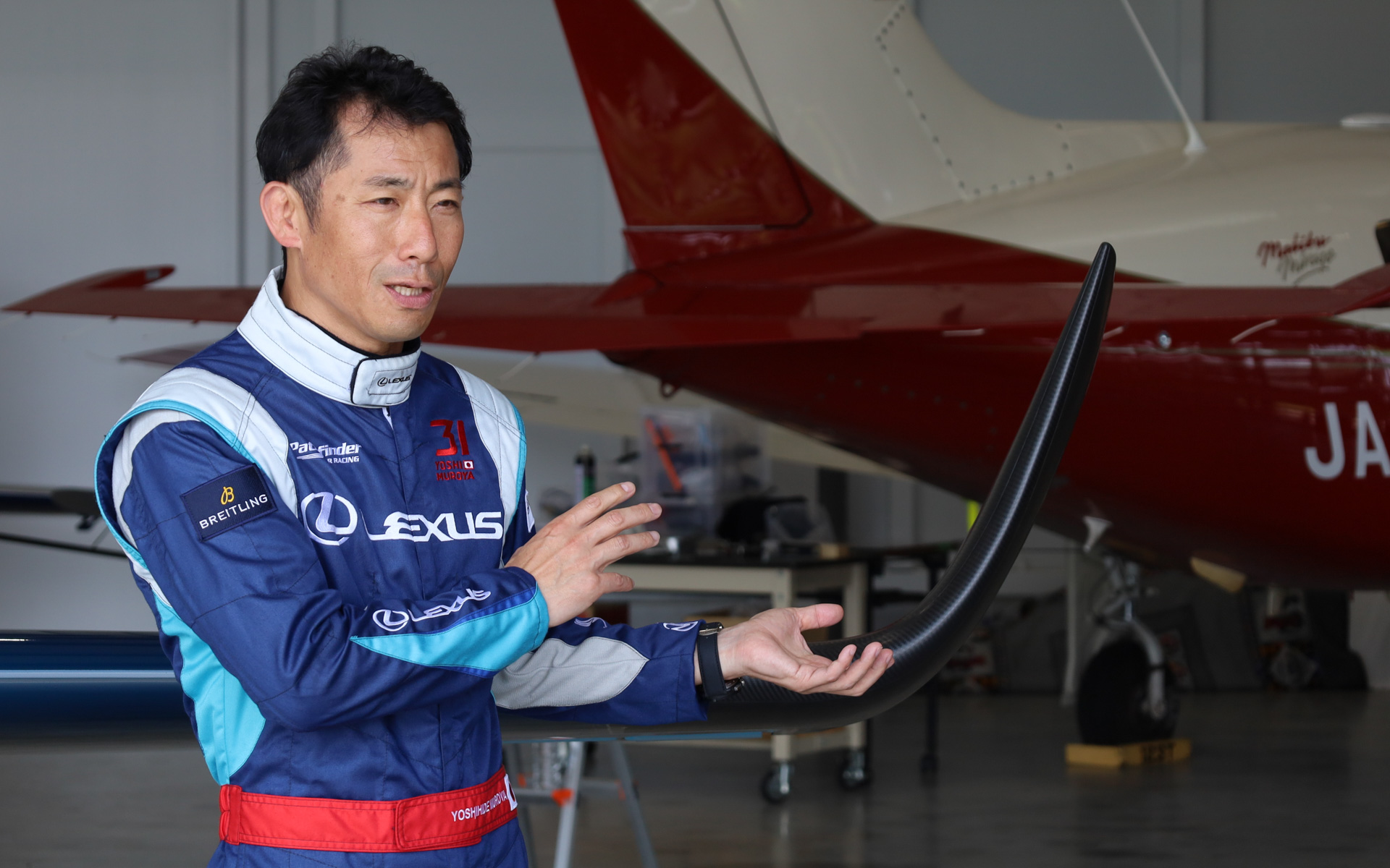 「LEXUS PATHFINDER AIR RACING」のエアレースパイロット室屋義秀選手