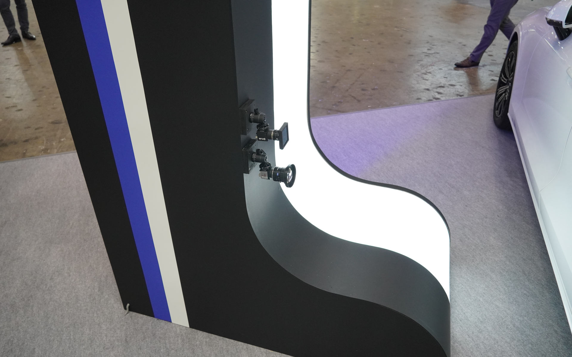 側面撮影用のカメラが備わる