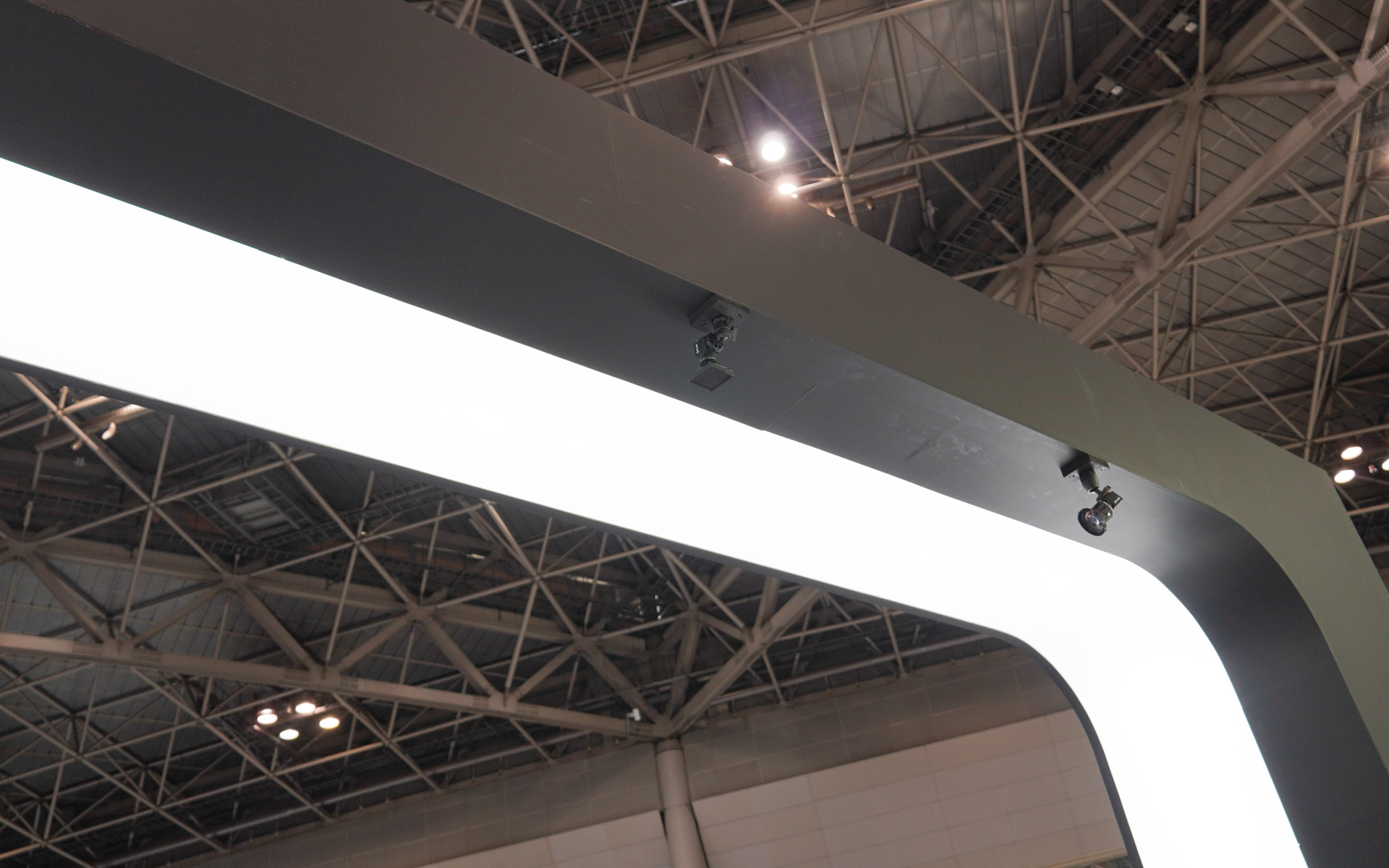 上部にもカメラを備えている