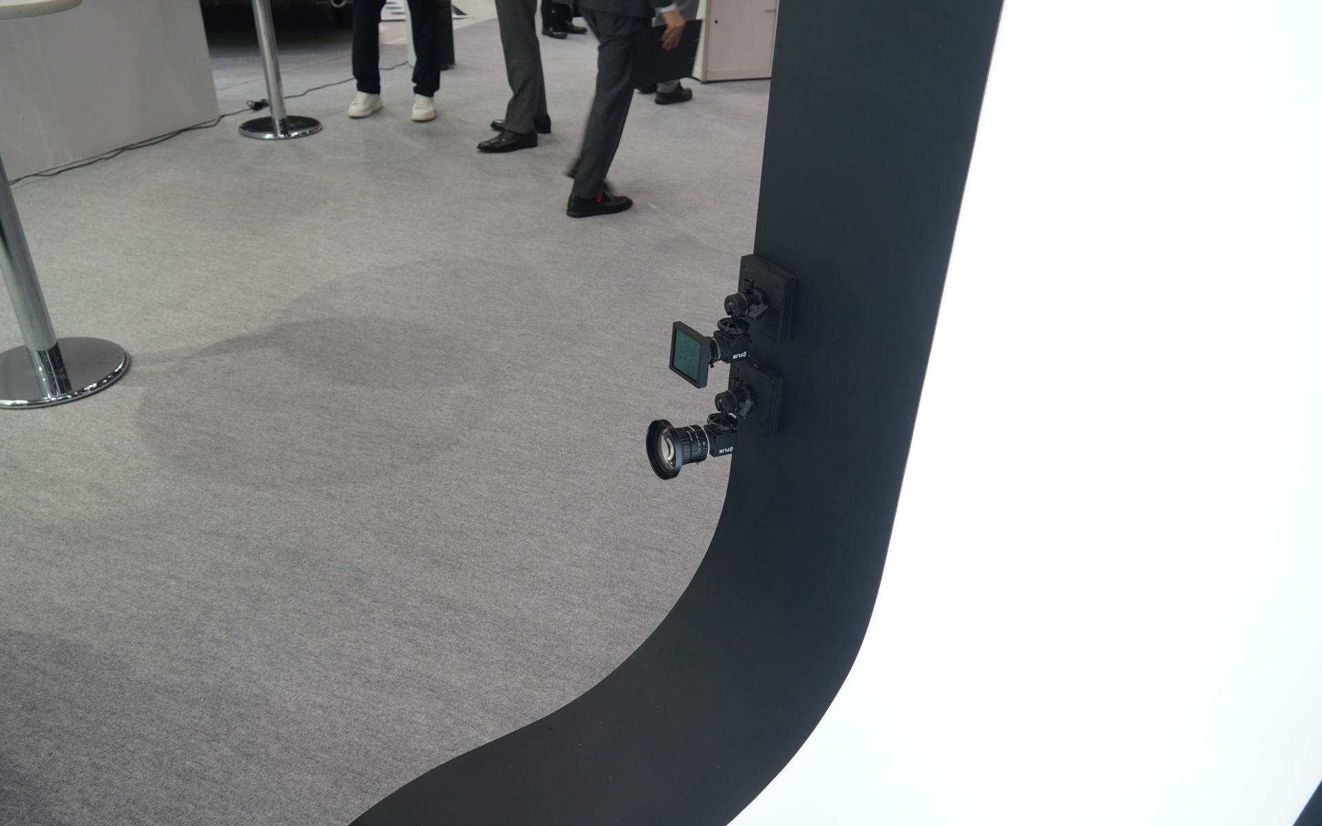 側面のカメラは比較的下のほうにあり、白いところは光をあてるライトの機能もある