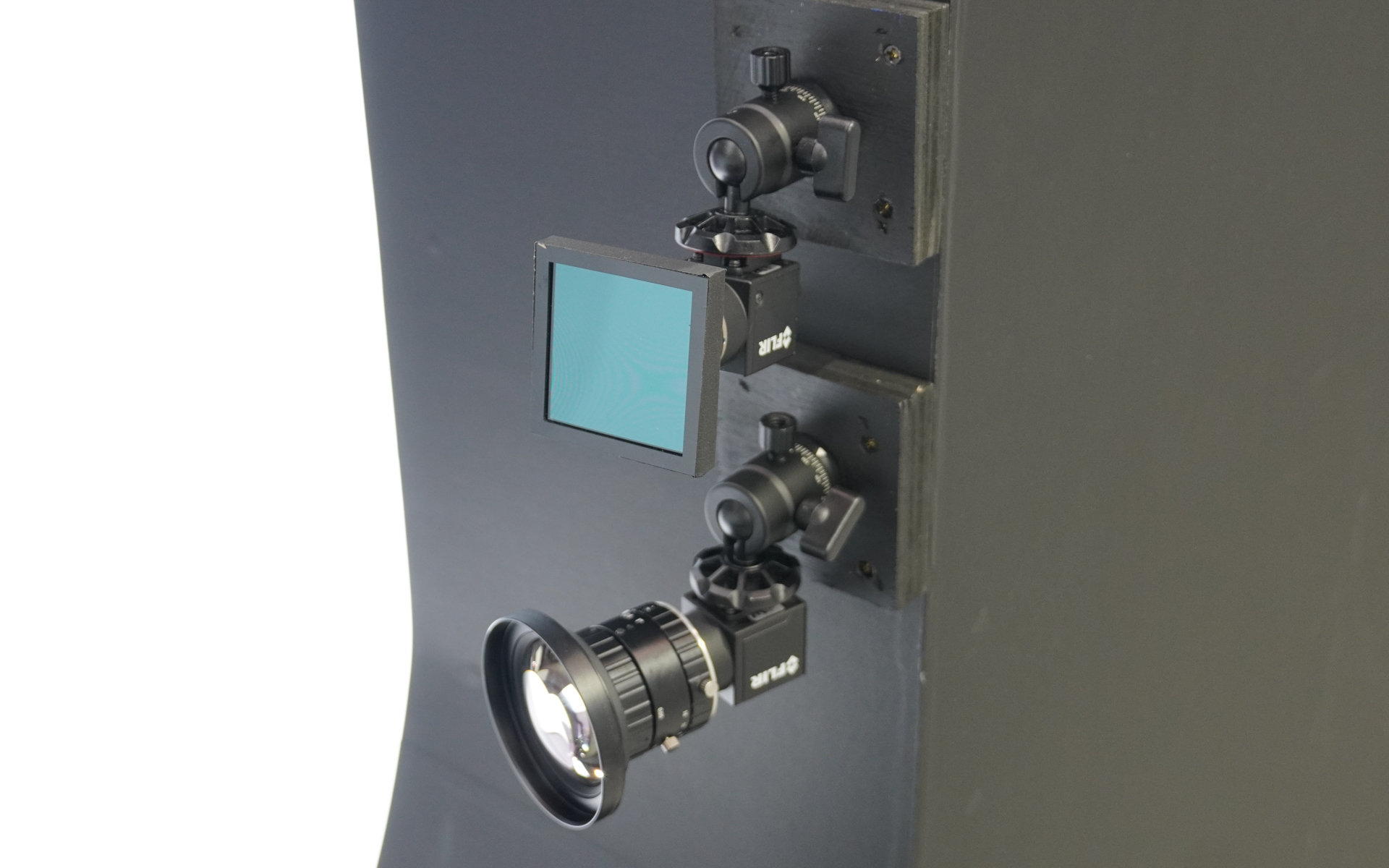 側方に設置されているカメラ