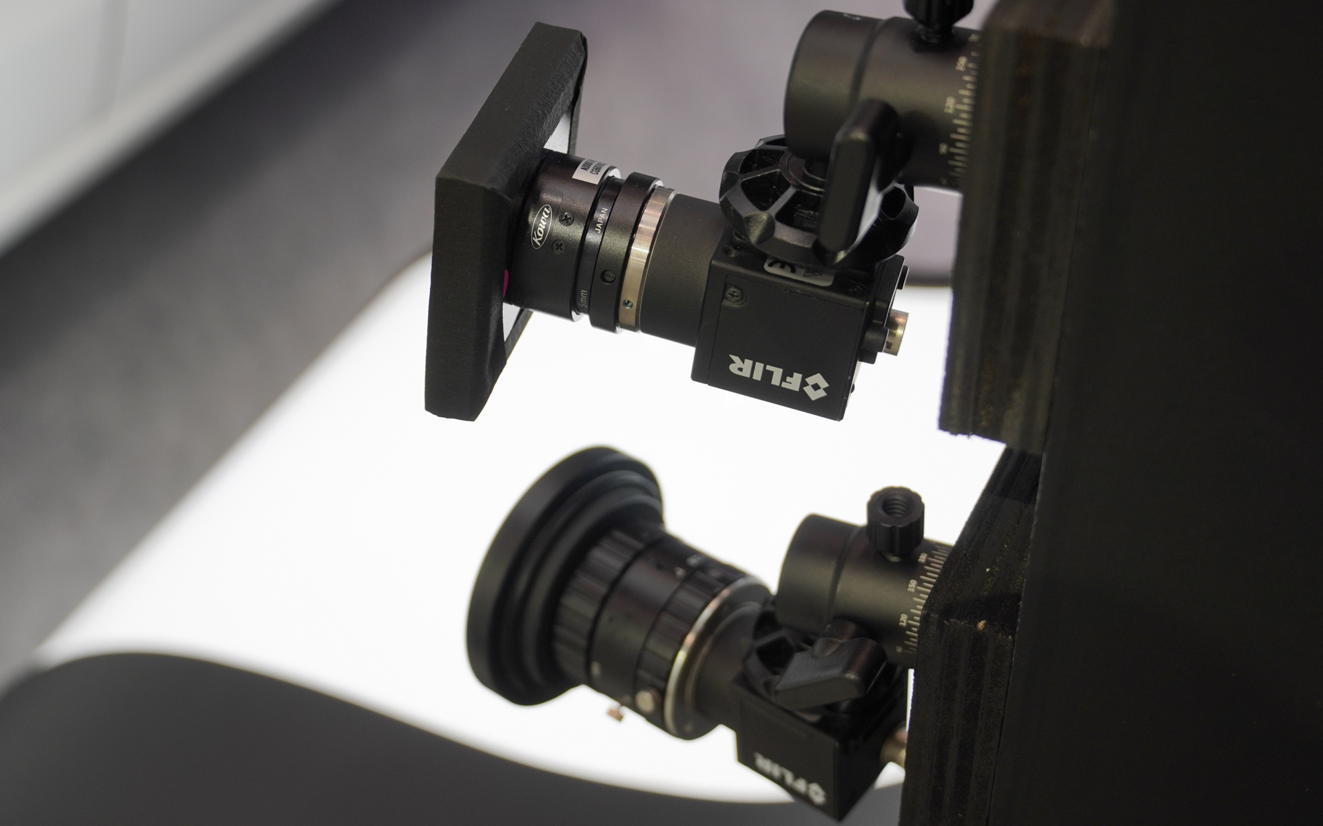 側方に設置されているカメラ