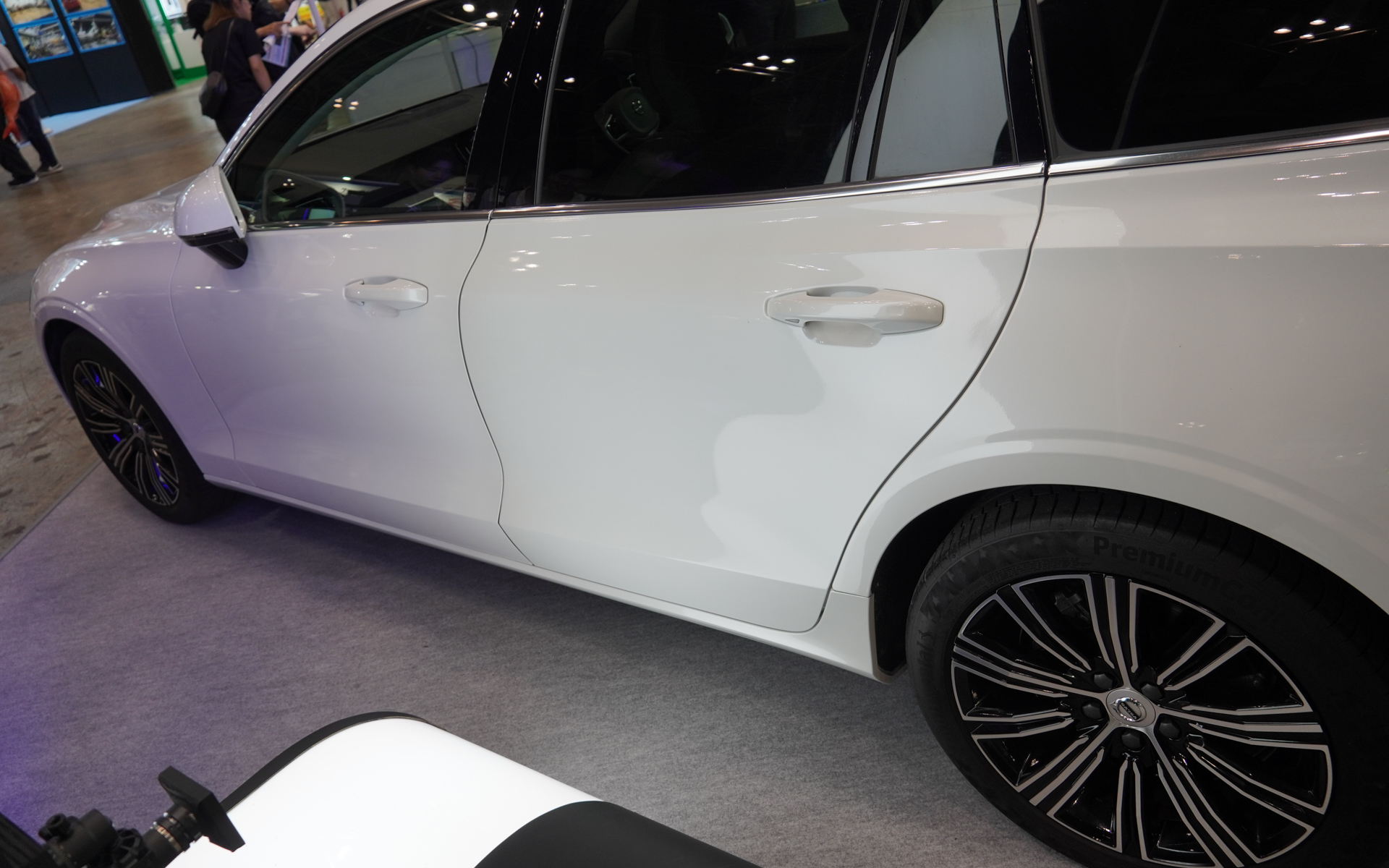 展示されたクルマは、フェンダーがオリジナル塗装で、フロントドア、リアドア、リアクオーターパネルと3枚がそれぞれ再塗装されているが、スキャナーではすべて判別するという