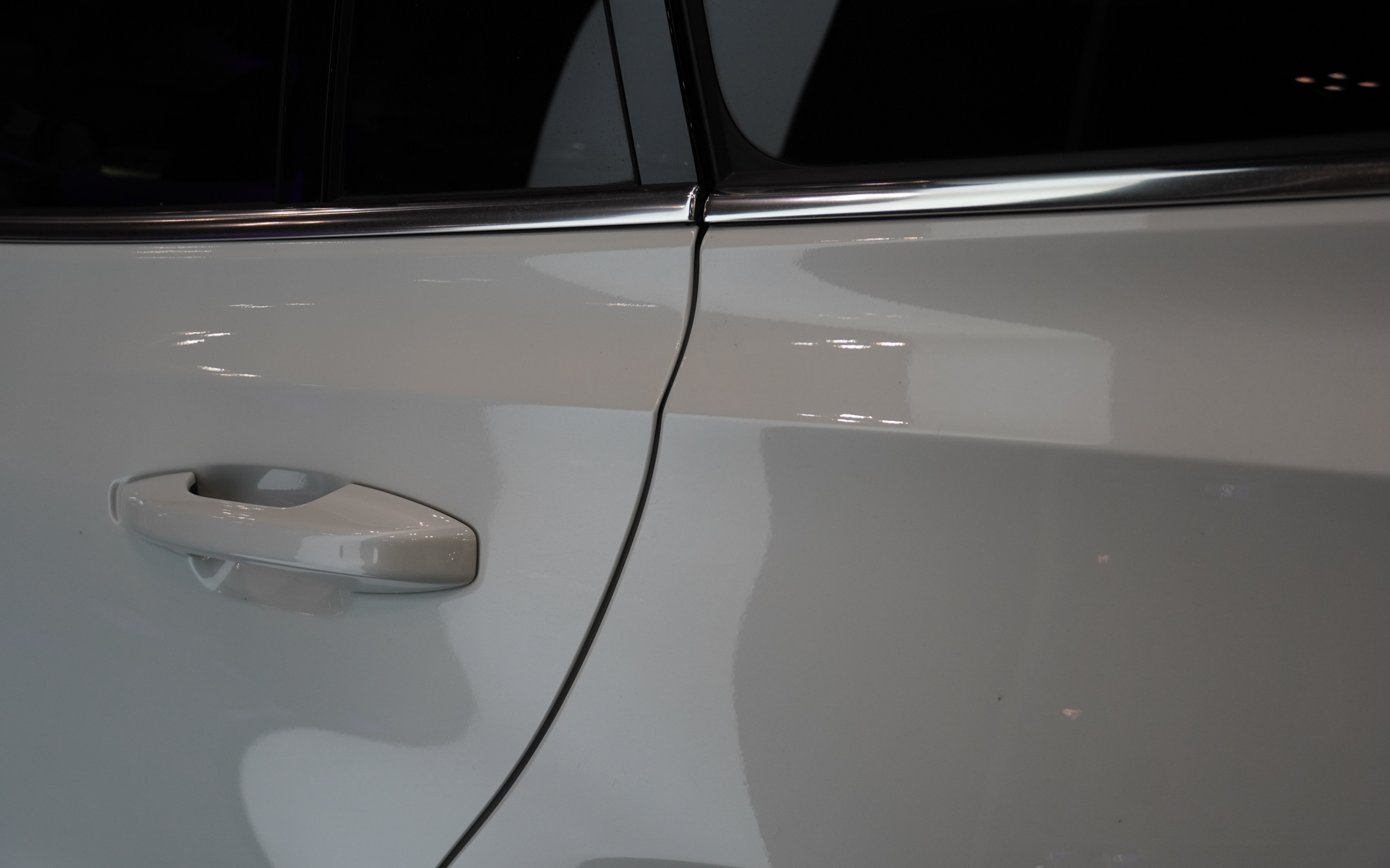 リアドアとリアクオーターはどちらも再塗装だが、塗装が微妙に違う。これを判別する検査員が必要