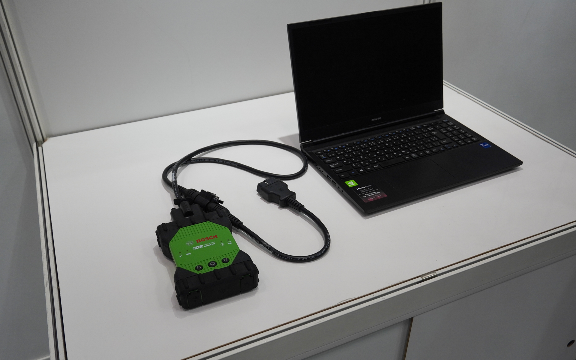 ボッシュのスキャナー。車両に接続してデータを引き出す