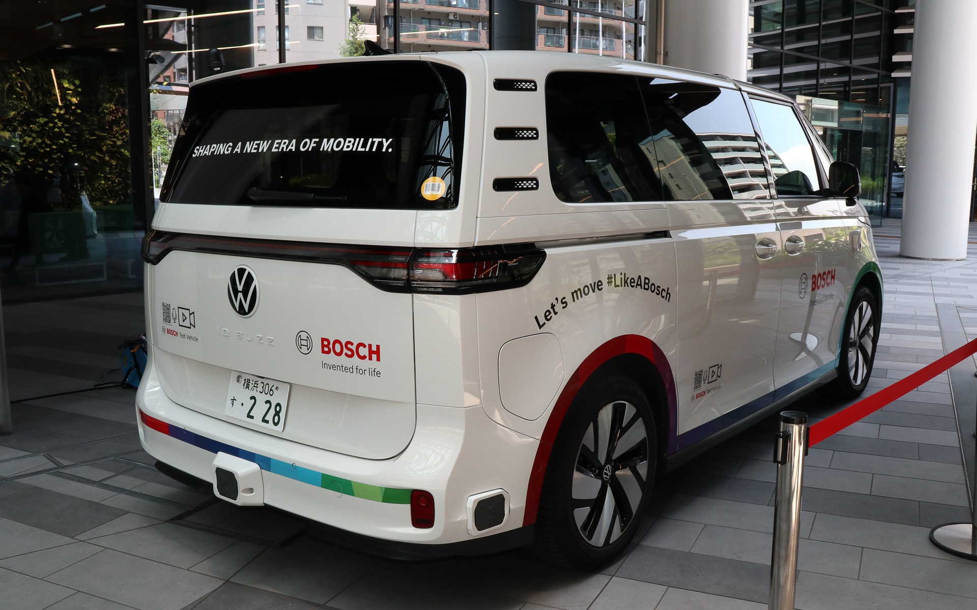 本社社屋前で展示された運転支援＆自動運転の試験走行車両