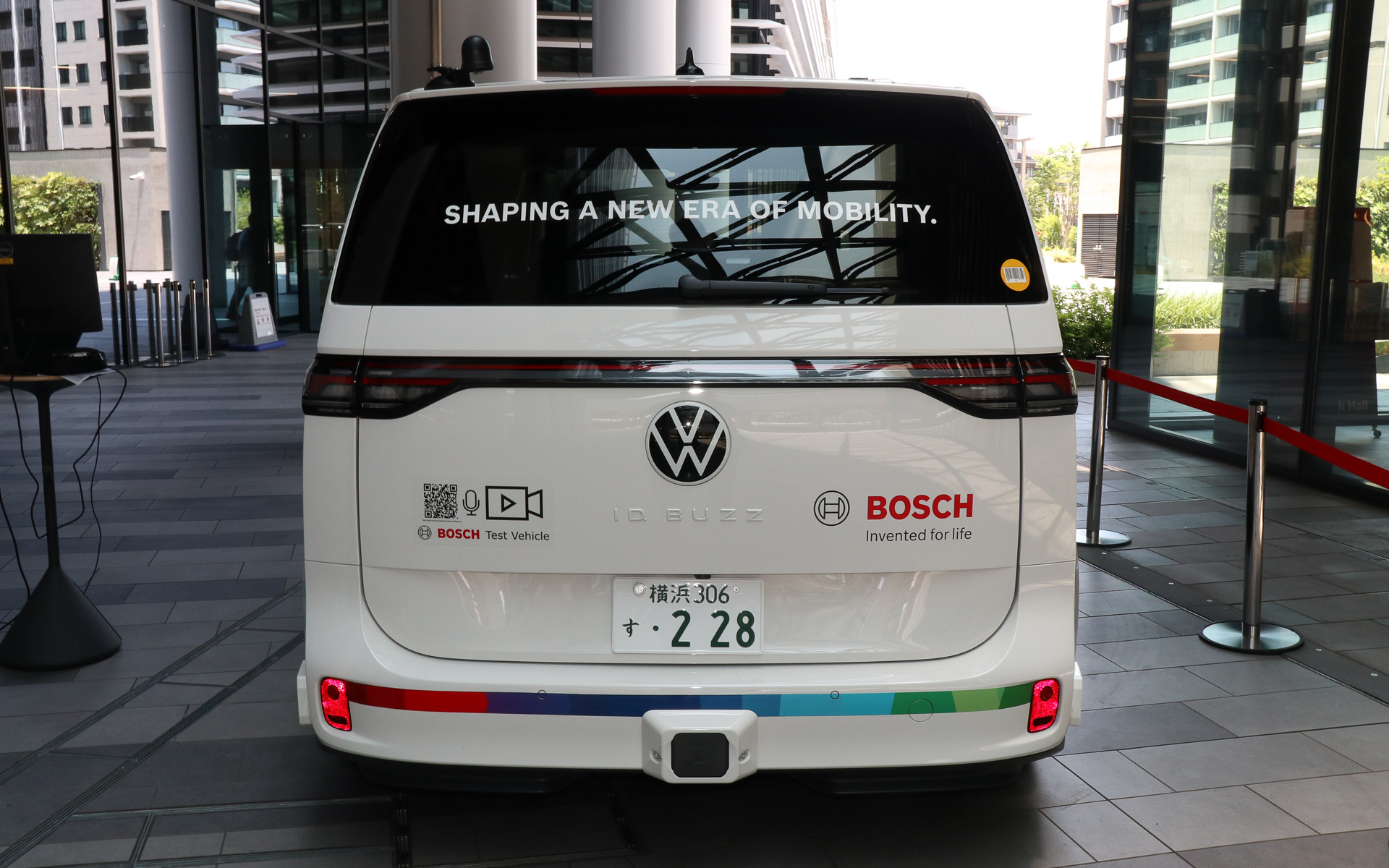 車両の前後左右で計4個のカメラ、フロント3個、リア3個で計6個のミリ波レーダーを新設。それぞれの検知内容をAIでフュージョン解析して外界検出を行ない、基本的にはこれらの情報だけを使って自動運転などを行なう。できりだけシンプルな構成にして、量産化を視野に入れた技術となっている