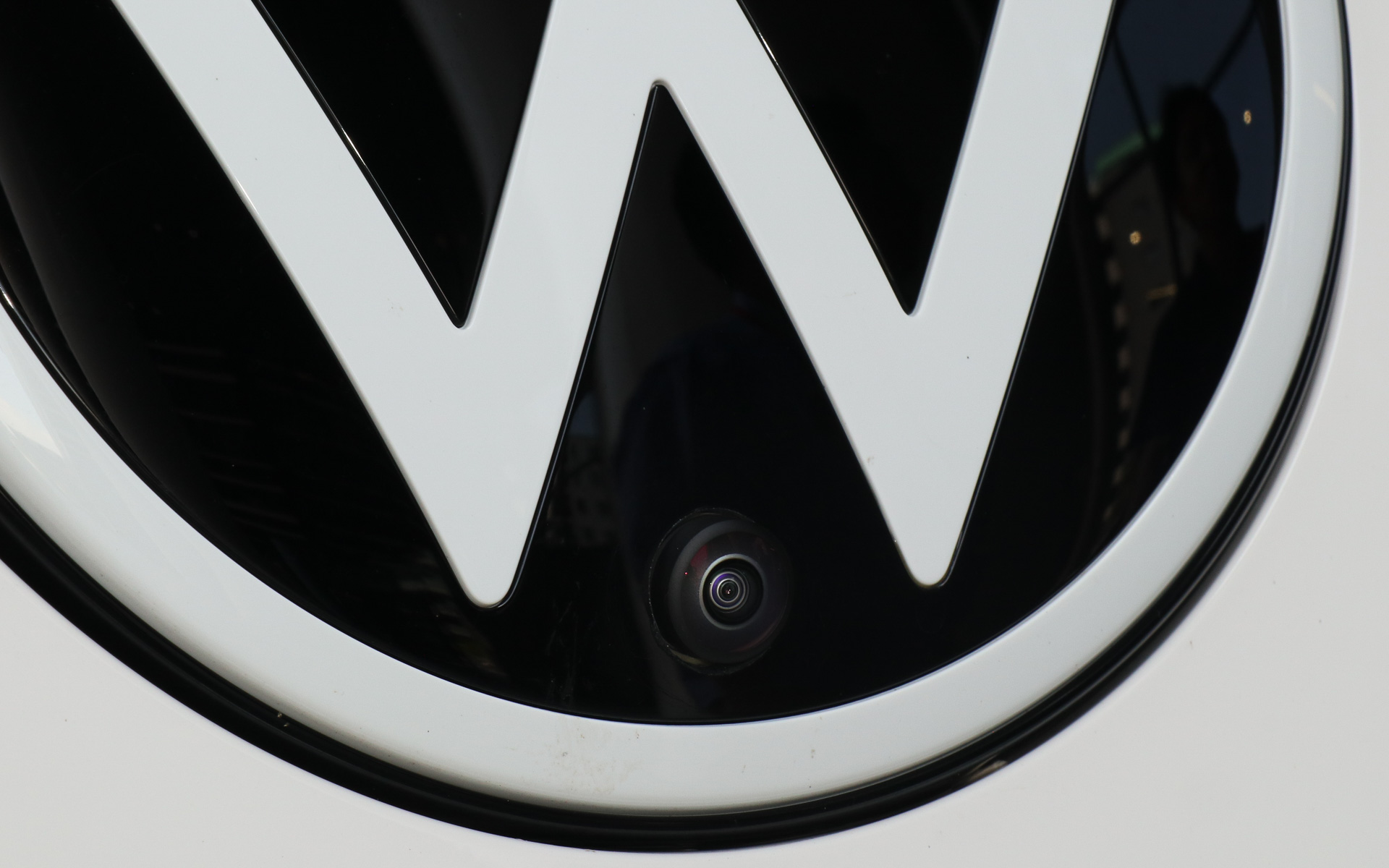 車両の前後左右で計4個のカメラ、フロント3個、リア3個で計6個のミリ波レーダーを新設。それぞれの検知内容をAIでフュージョン解析して外界検出を行ない、基本的にはこれらの情報だけを使って自動運転などを行なう。できりだけシンプルな構成にして、量産化を視野に入れた技術となっている