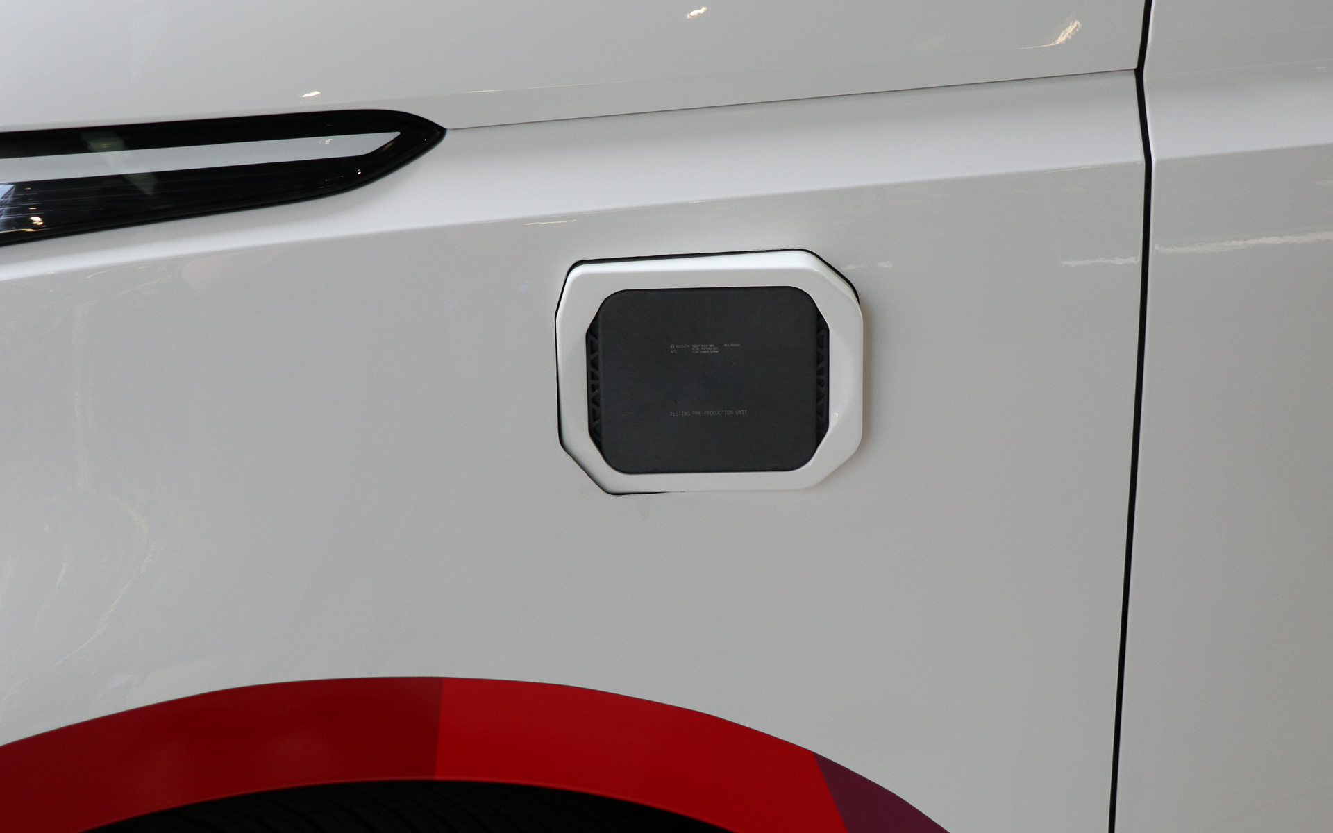 車両の前後左右で計4個のカメラ、フロント3個、リア3個で計6個のミリ波レーダーを新設。それぞれの検知内容をAIでフュージョン解析して外界検出を行ない、基本的にはこれらの情報だけを使って自動運転などを行なう。できりだけシンプルな構成にして、量産化を視野に入れた技術となっている