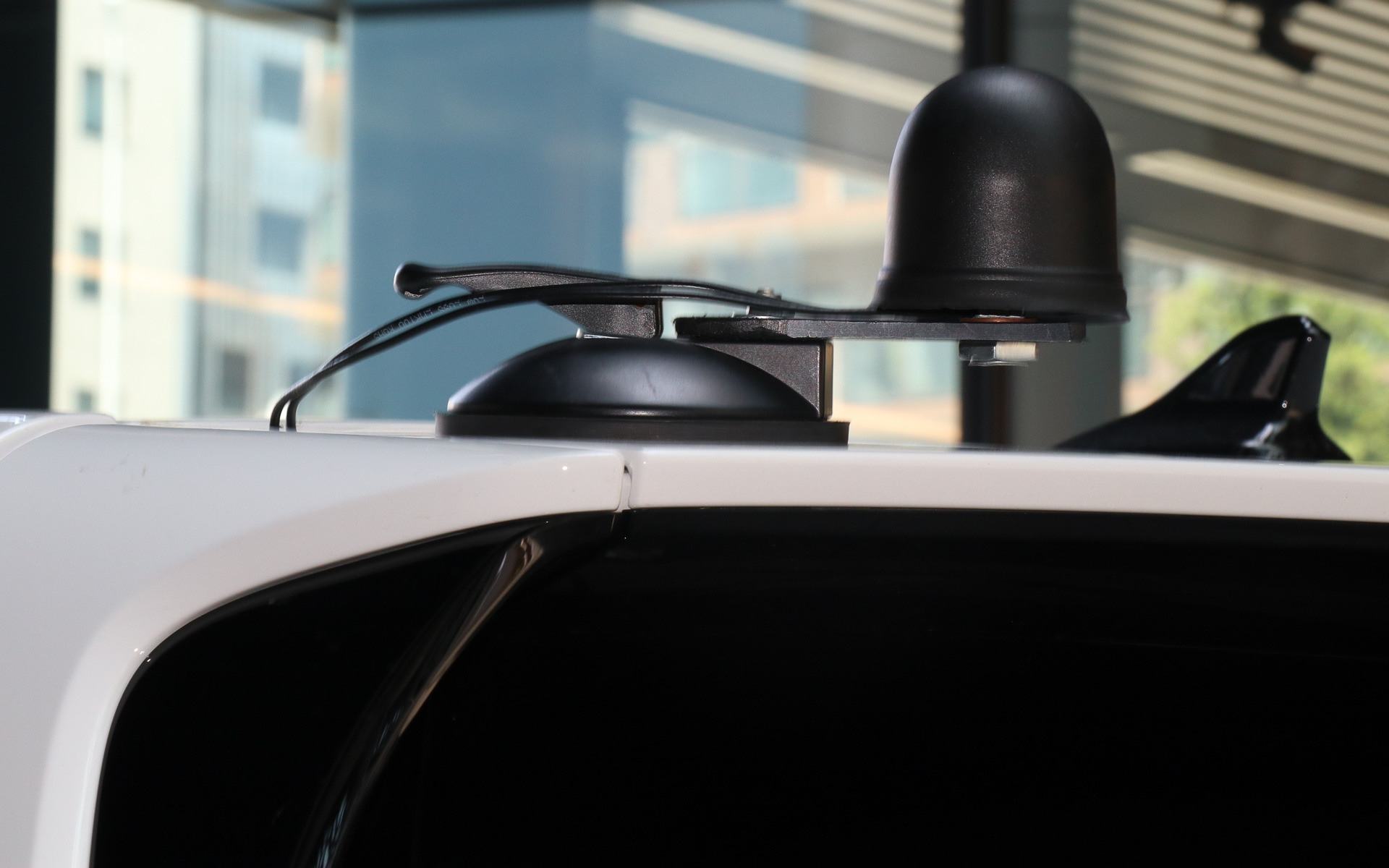 リアスポイラー左側に後付け式のGPSアンテナを追加。これは自動運転の制御などには使わず、問題が発生した場合にどこで起きたかを正確に記録して開発に生かすために設置されている