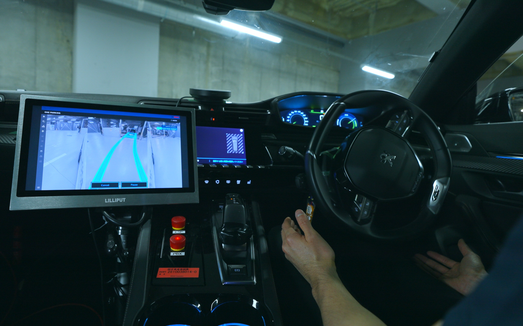 白線で仕切られた駐車スペースと違って障害物が多い機械式駐車場に入るため、周辺のスペースを広く使って早い段階で車体をパレットと直線上に並べていく（写真提供：ボッシュ）