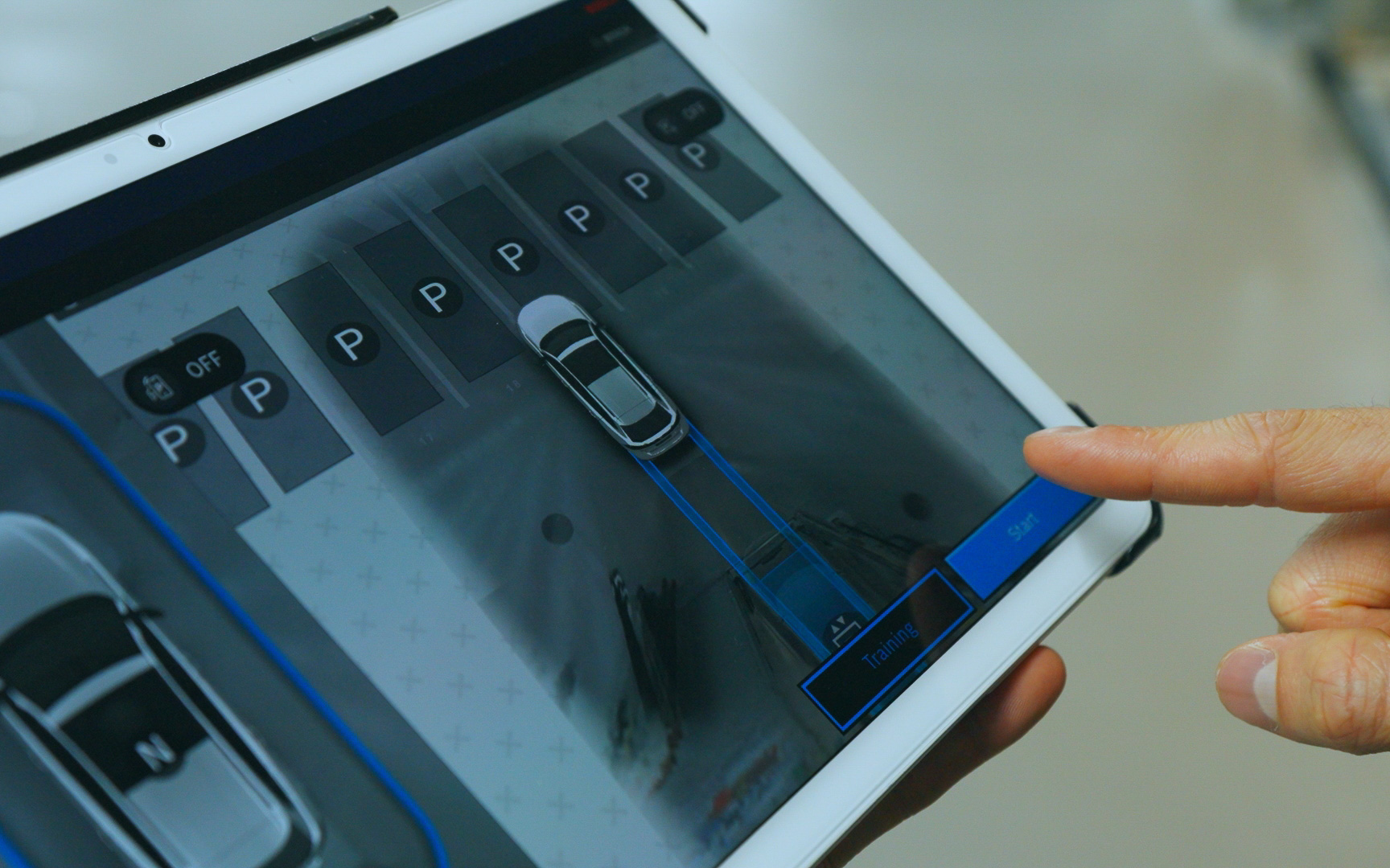 スマートフォンやタブレットのアプリを使い、車外から無人状態でも操作可能（写真提供：ボッシュ）