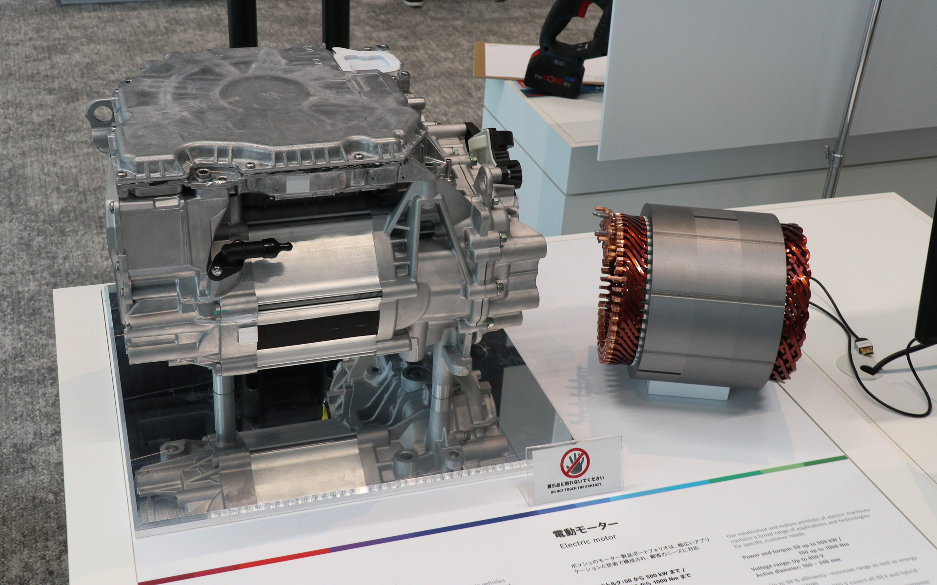 「人とくるまのテクノロジー展2025横浜」の会場でも展示されたモジュール式eAxleシステムとなる「eAU100」（左）と「電動モーター」（右）