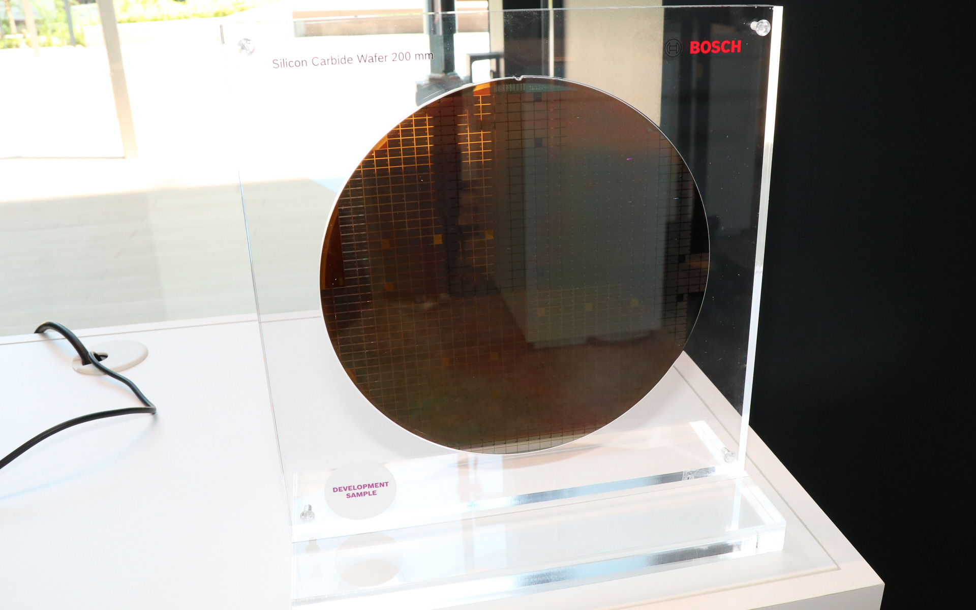 車載向けのパワー半導体として使われるSiC（シリコンカーバイド）200mmウェハー