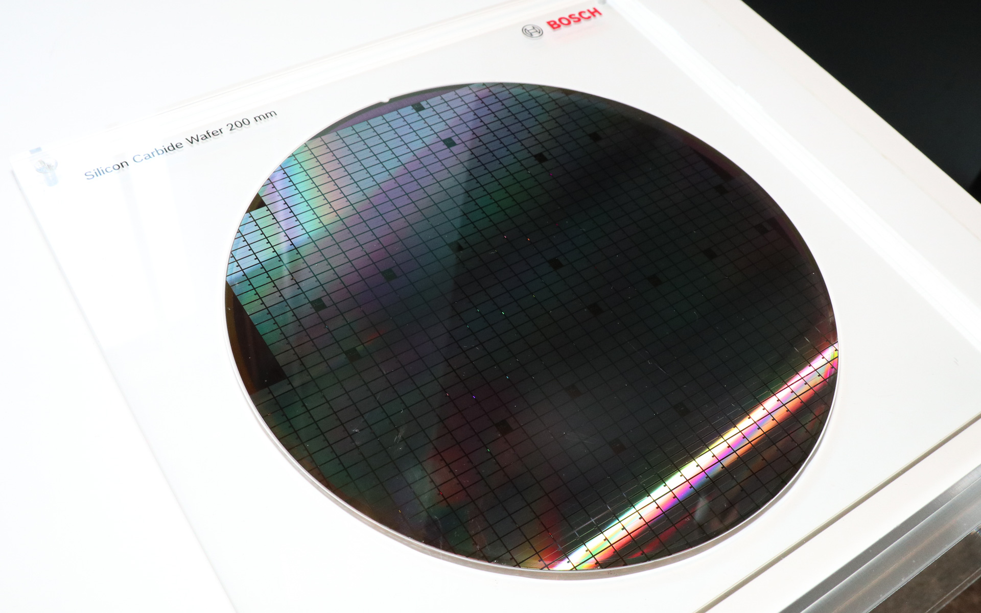 車載向けのパワー半導体として使われるSiC（シリコンカーバイド）200mmウェハー