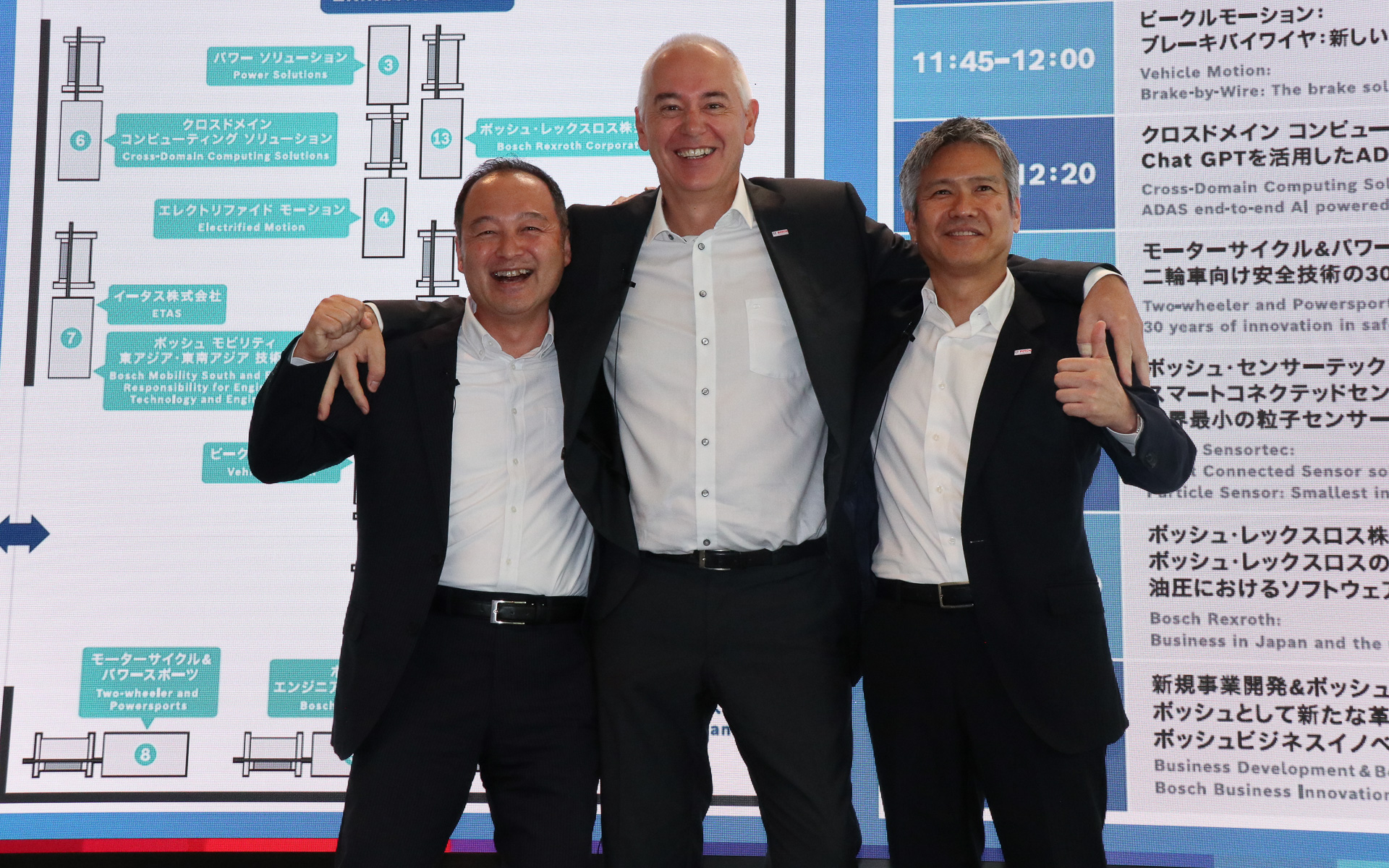 メッカー社長は年次記者会見の終了後、降壇しようとする副社長2人を呼び止め、肩を組んで予定にはなかったフォトセッションの時間を用意してくれた