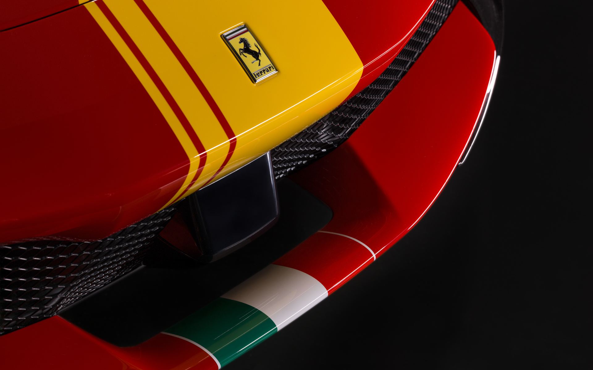 フロントバンパーにはイタリア国旗が配される