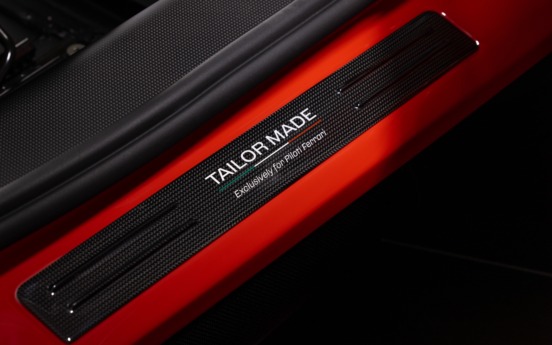 カーボンファイバー製のドアシル