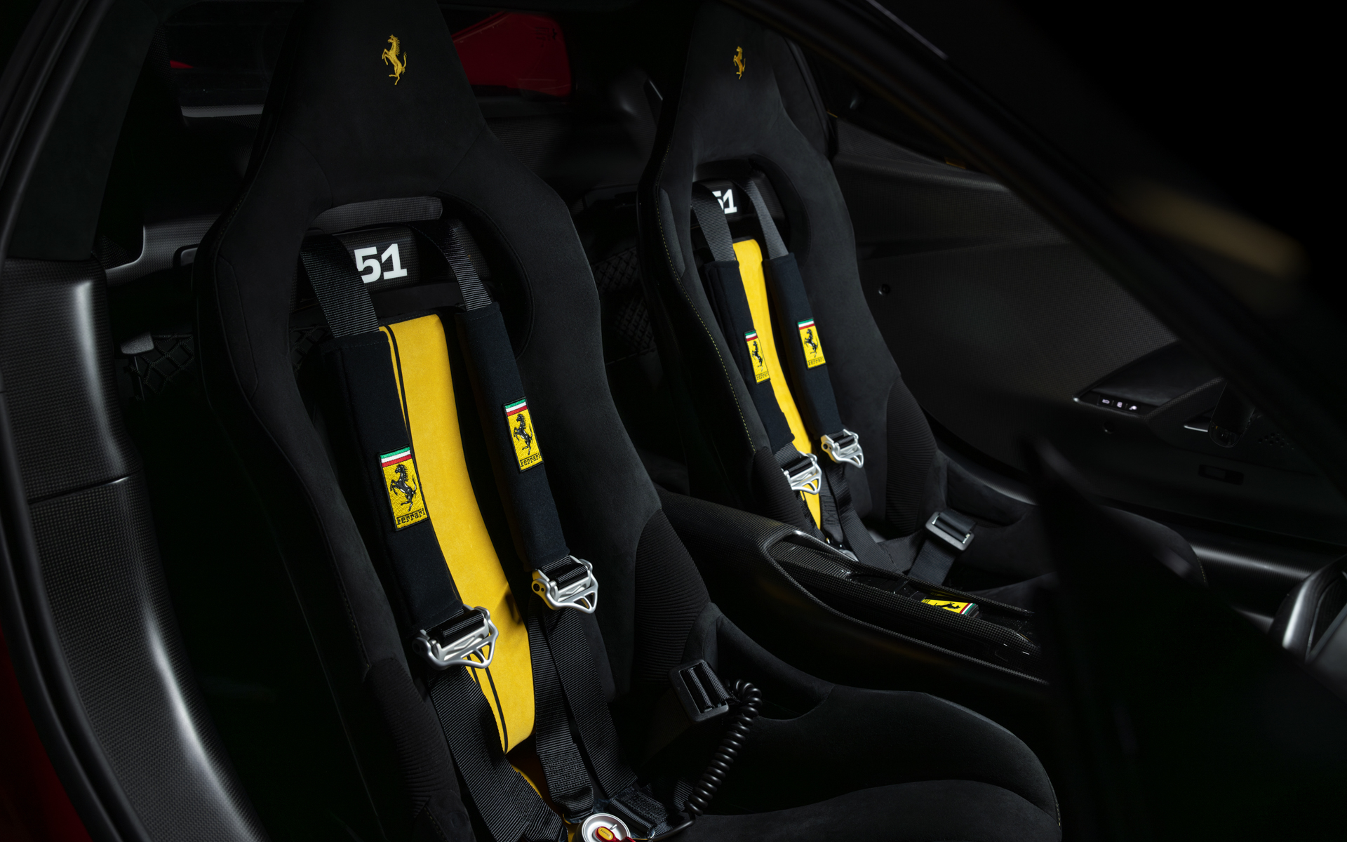 レーシングシートはアルカンターラと耐火性ファブリック材を使用