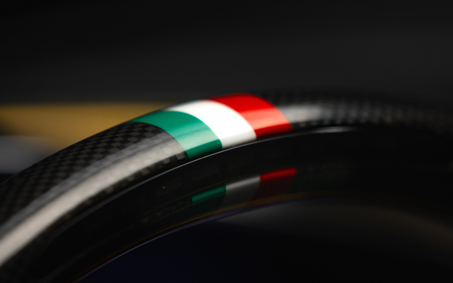 ステアリングの12時部分にはイタリア国旗があしらわれる