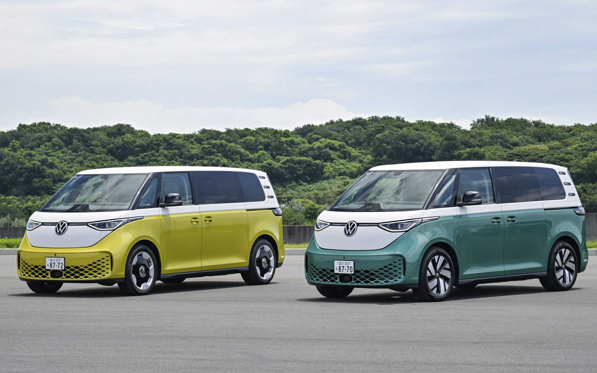 7人乗りロングホイールベース“Pro Long Wheelbase”（左）、6人乗り仕様“Pro”（右）