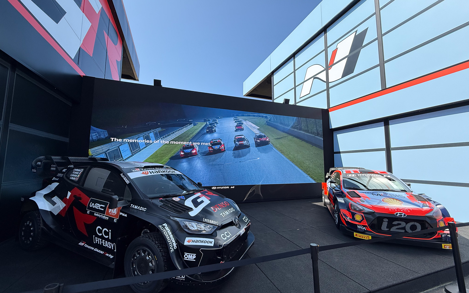 ニュルブルクリンク24時間レースのパドックでコラボレーション展示を行なったトヨタとヒョンデ。中央部分には2社のWRCマシンが展示されている