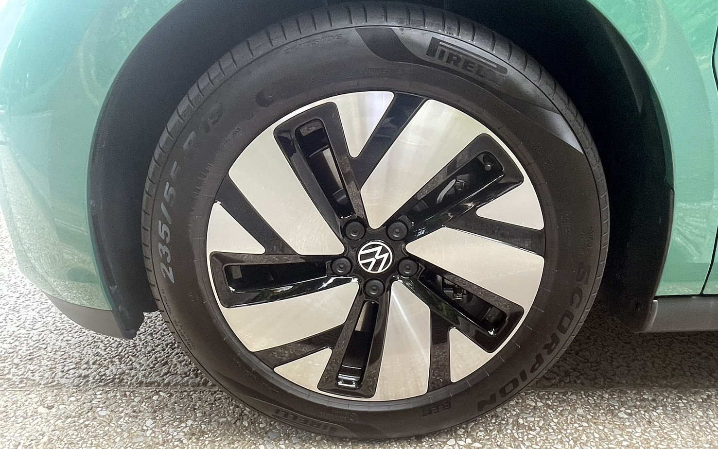 装着タイヤはピレリ「SCORPION」でサイズはフロント235/55R19、リア255/50R19