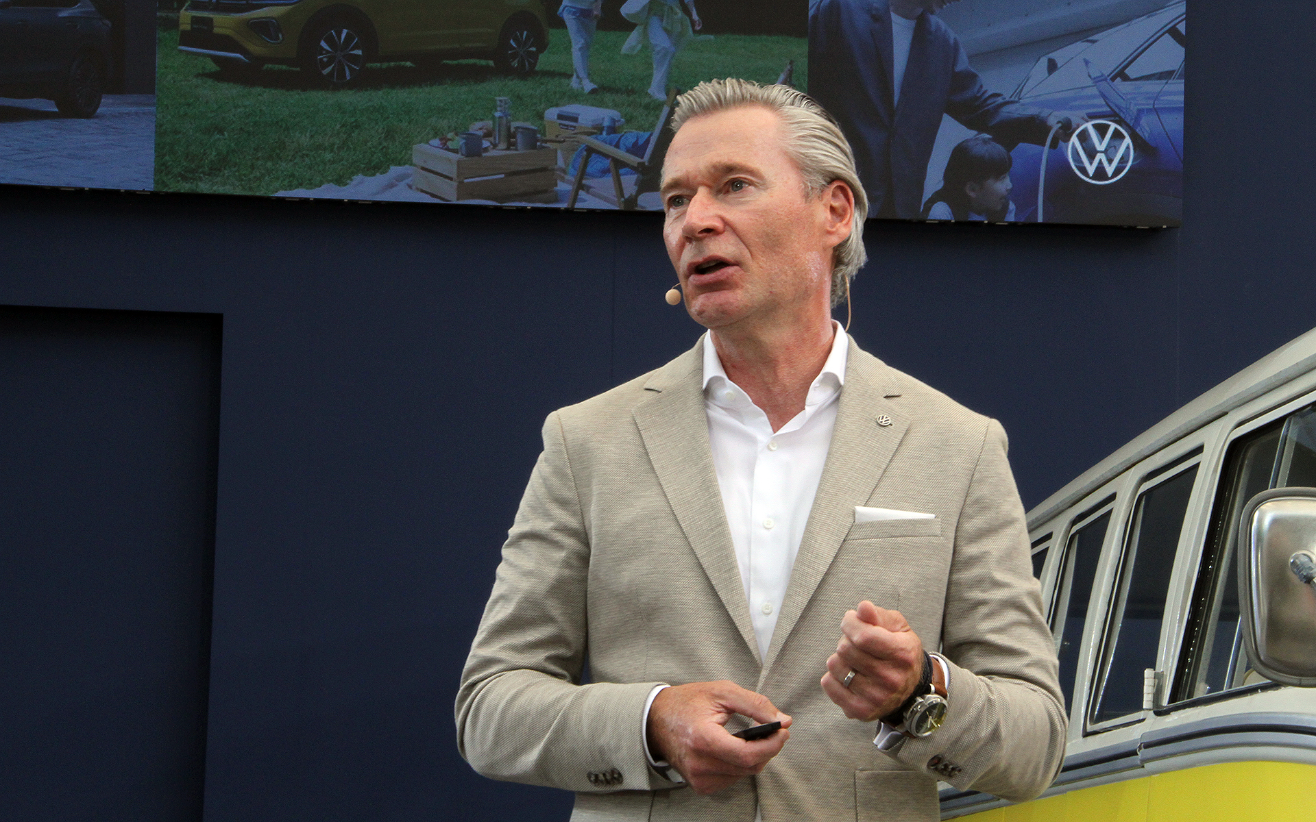 「ID.Buzz」の発表会で登壇したフォルクスワーゲンブランドディレクターのイモー・ブッシュマン氏