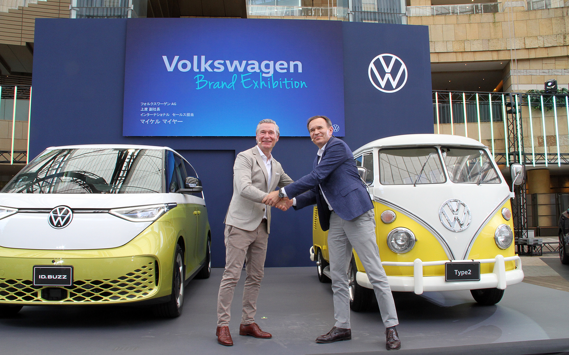 ブッシュマン氏とフォルクスワーゲンAG 上席 副社長 インターナショナル セールス担当のマイケル・マイヤー氏