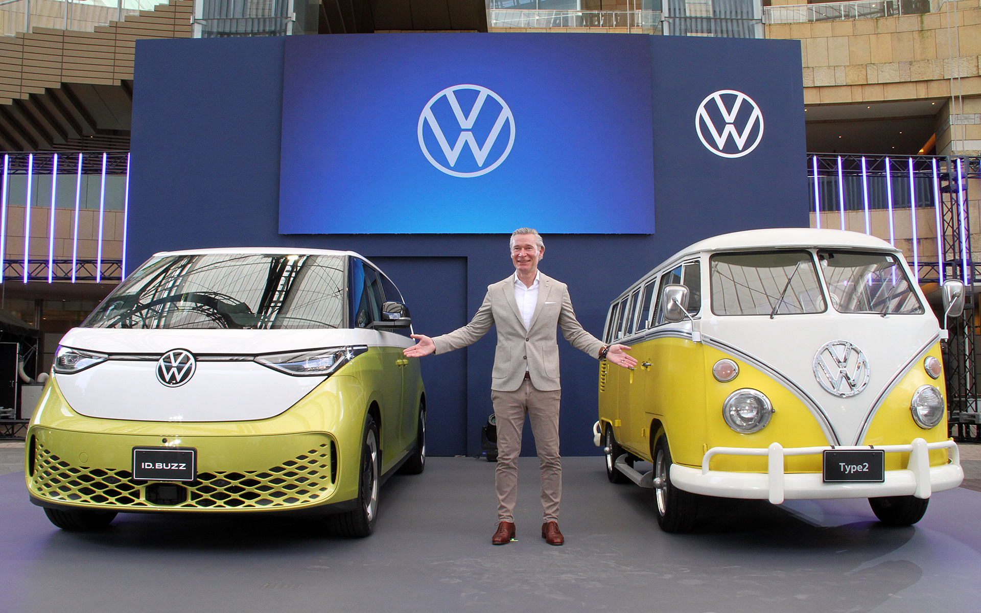 「ID.Buzz」の発表会で登壇したフォルクスワーゲンブランドディレクターのイモー・ブッシュマン氏