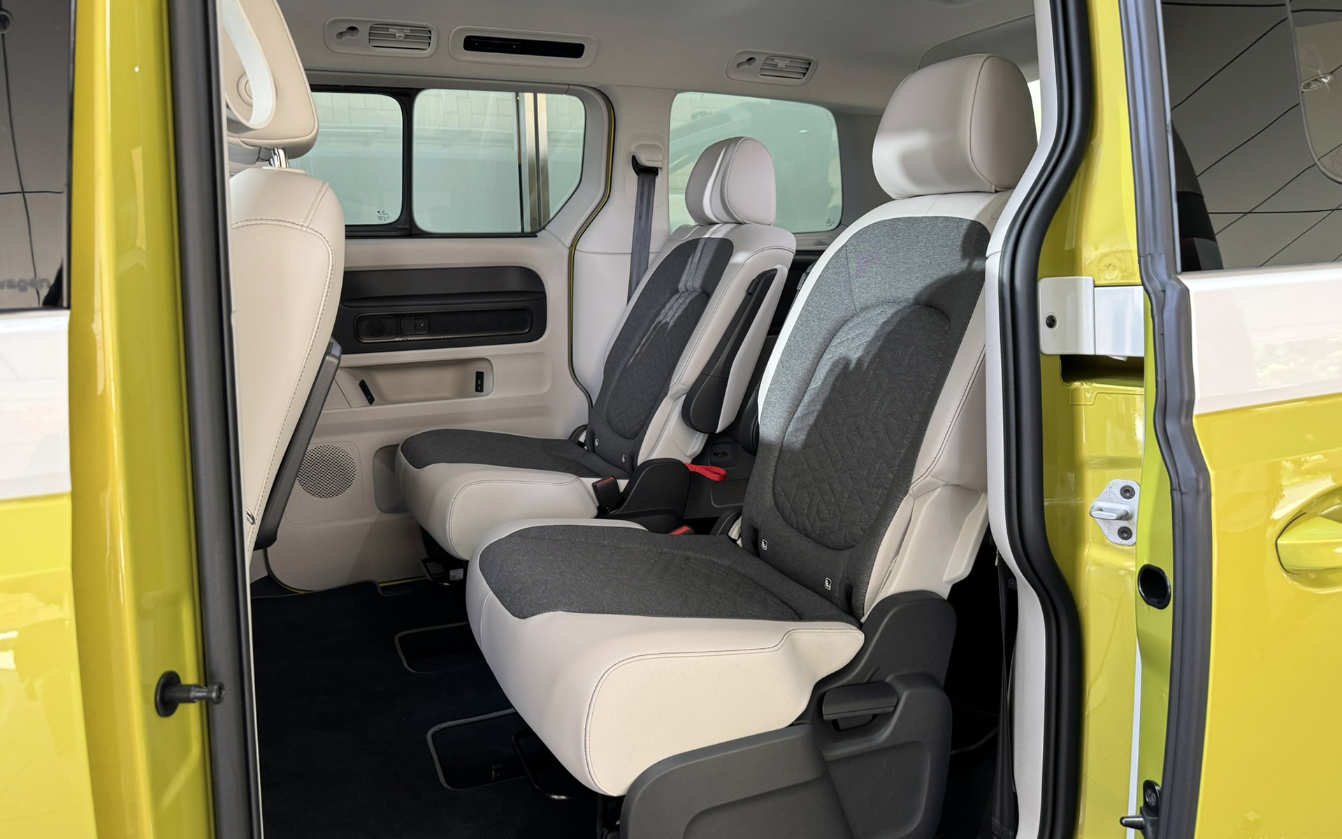 2-2-2のレイアウトを採用した6人乗りノーマルホイールベース仕様「Pro」。ボディサイズは4715×1985×1925mm（全長×全幅×全高）でホイールベースは2990mm