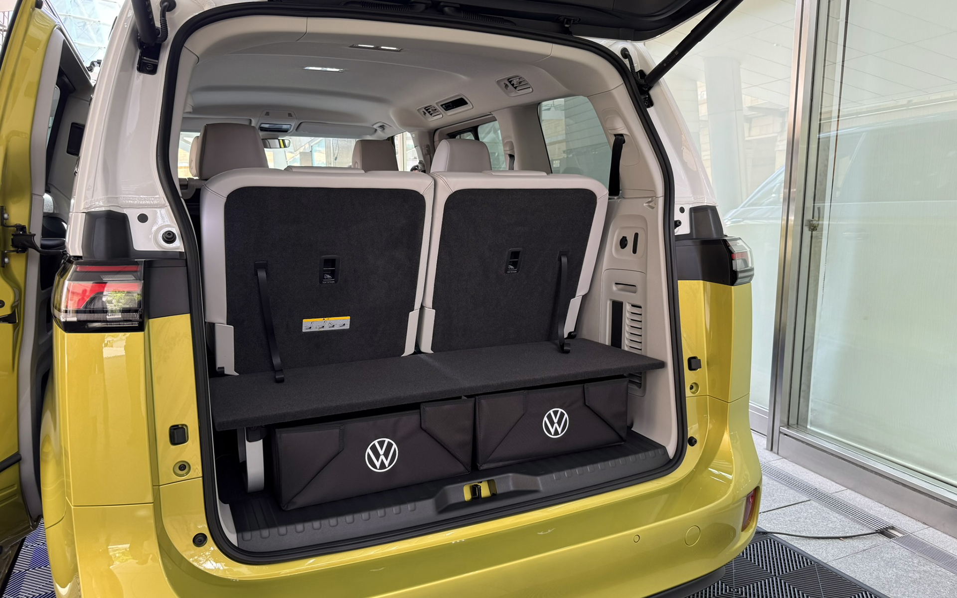 2-2-2のレイアウトを採用した6人乗りノーマルホイールベース仕様「Pro」。ボディサイズは4715×1985×1925mm（全長×全幅×全高）でホイールベースは2990mm