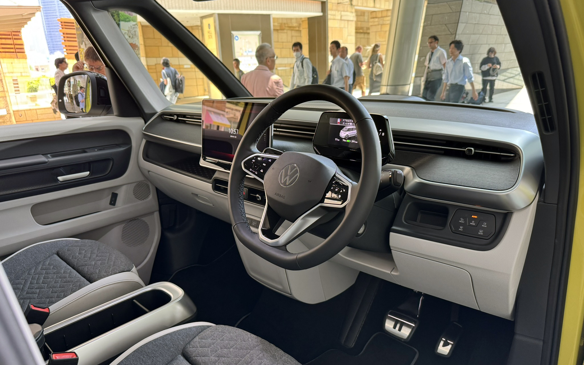 2-2-2のレイアウトを採用した6人乗りノーマルホイールベース仕様「Pro」。ボディサイズは4715×1985×1925mm（全長×全幅×全高）でホイールベースは2990mm