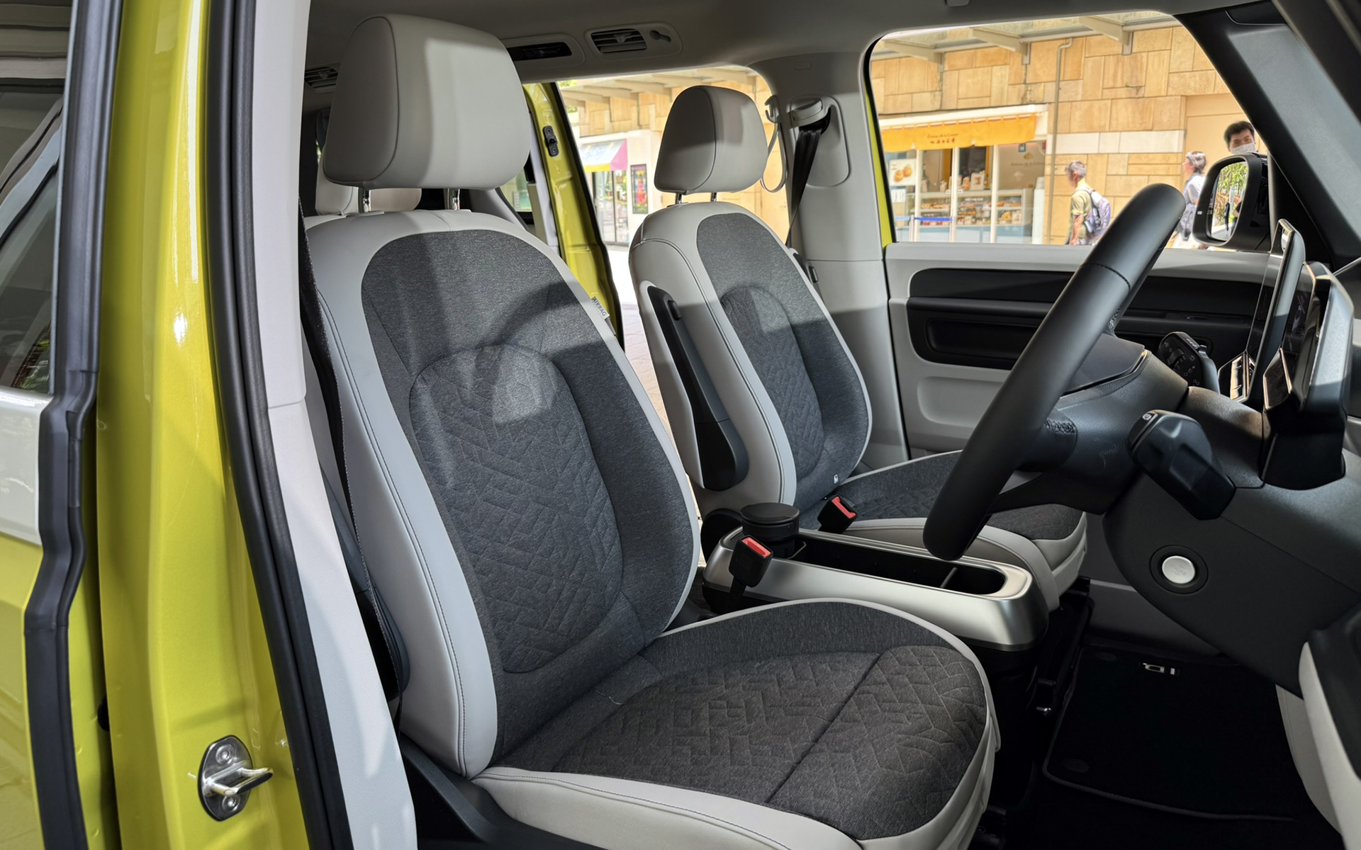 2-2-2のレイアウトを採用した6人乗りノーマルホイールベース仕様「Pro」。ボディサイズは4715×1985×1925mm（全長×全幅×全高）でホイールベースは2990mm