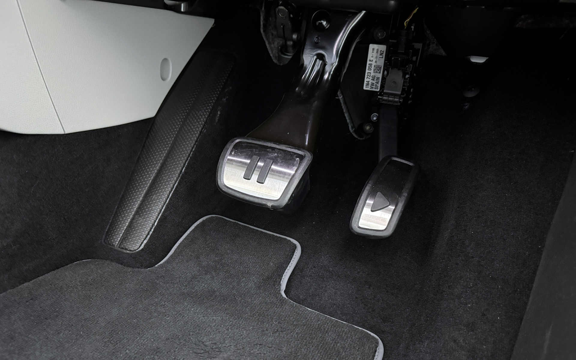 2-3-2のレイアウトでホイールベースを約250mm伸長した7人乗りロングホイールベース仕様「Pro Long Wheelbase」。ボディサイズは4965×1985×1925mm（全長×全幅×全高）でホイールベースは3240mm