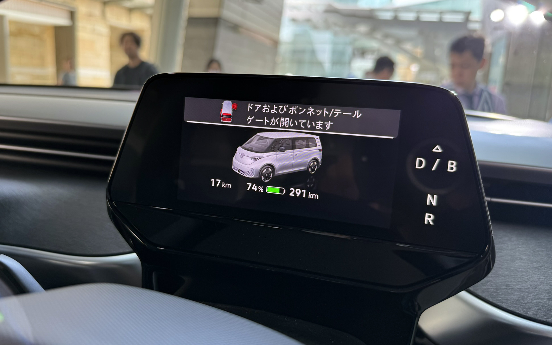 2-3-2のレイアウトでホイールベースを約250mm伸長した7人乗りロングホイールベース仕様「Pro Long Wheelbase」。ボディサイズは4965×1985×1925mm（全長×全幅×全高）でホイールベースは3240mm