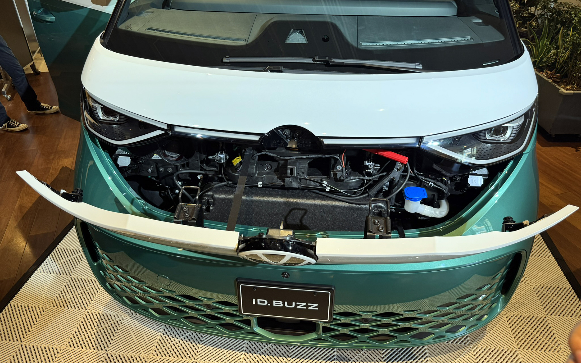 2-3-2のレイアウトでホイールベースを約250mm伸長した7人乗りロングホイールベース仕様「Pro Long Wheelbase」。ボディサイズは4965×1985×1925mm（全長×全幅×全高）でホイールベースは3240mm