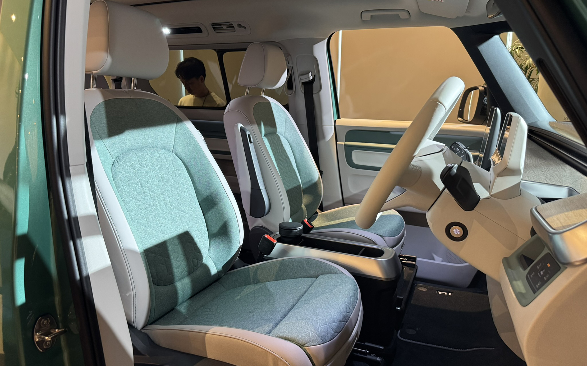 2-3-2のレイアウトでホイールベースを約250mm伸長した7人乗りロングホイールベース仕様「Pro Long Wheelbase」。ボディサイズは4965×1985×1925mm（全長×全幅×全高）でホイールベースは3240mm