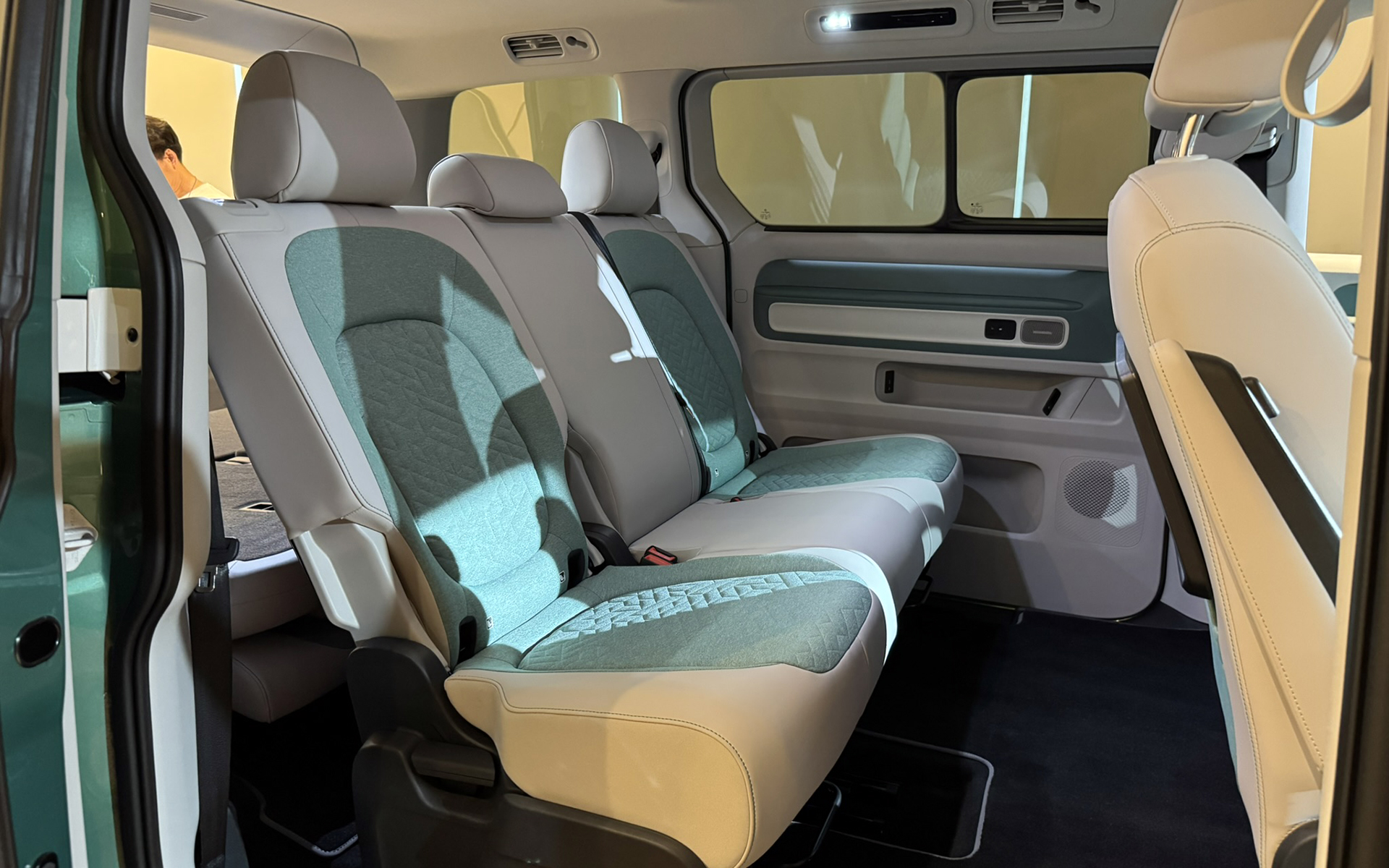 2-3-2のレイアウトでホイールベースを約250mm伸長した7人乗りロングホイールベース仕様「Pro Long Wheelbase」。ボディサイズは4965×1985×1925mm（全長×全幅×全高）でホイールベースは3240mm