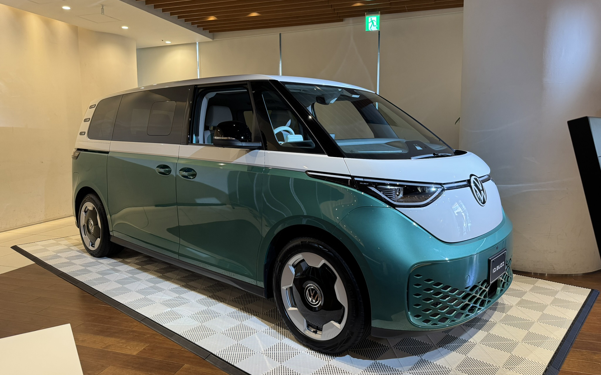 2-3-2のレイアウトでホイールベースを約250mm伸長した7人乗りロングホイールベース仕様「Pro Long Wheelbase」。ボディサイズは4965×1985×1925mm（全長×全幅×全高）でホイールベースは3240mm