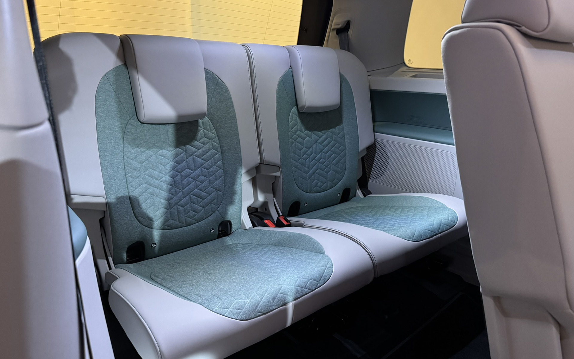 2-3-2のレイアウトでホイールベースを約250mm伸長した7人乗りロングホイールベース仕様「Pro Long Wheelbase」。ボディサイズは4965×1985×1925mm（全長×全幅×全高）でホイールベースは3240mm