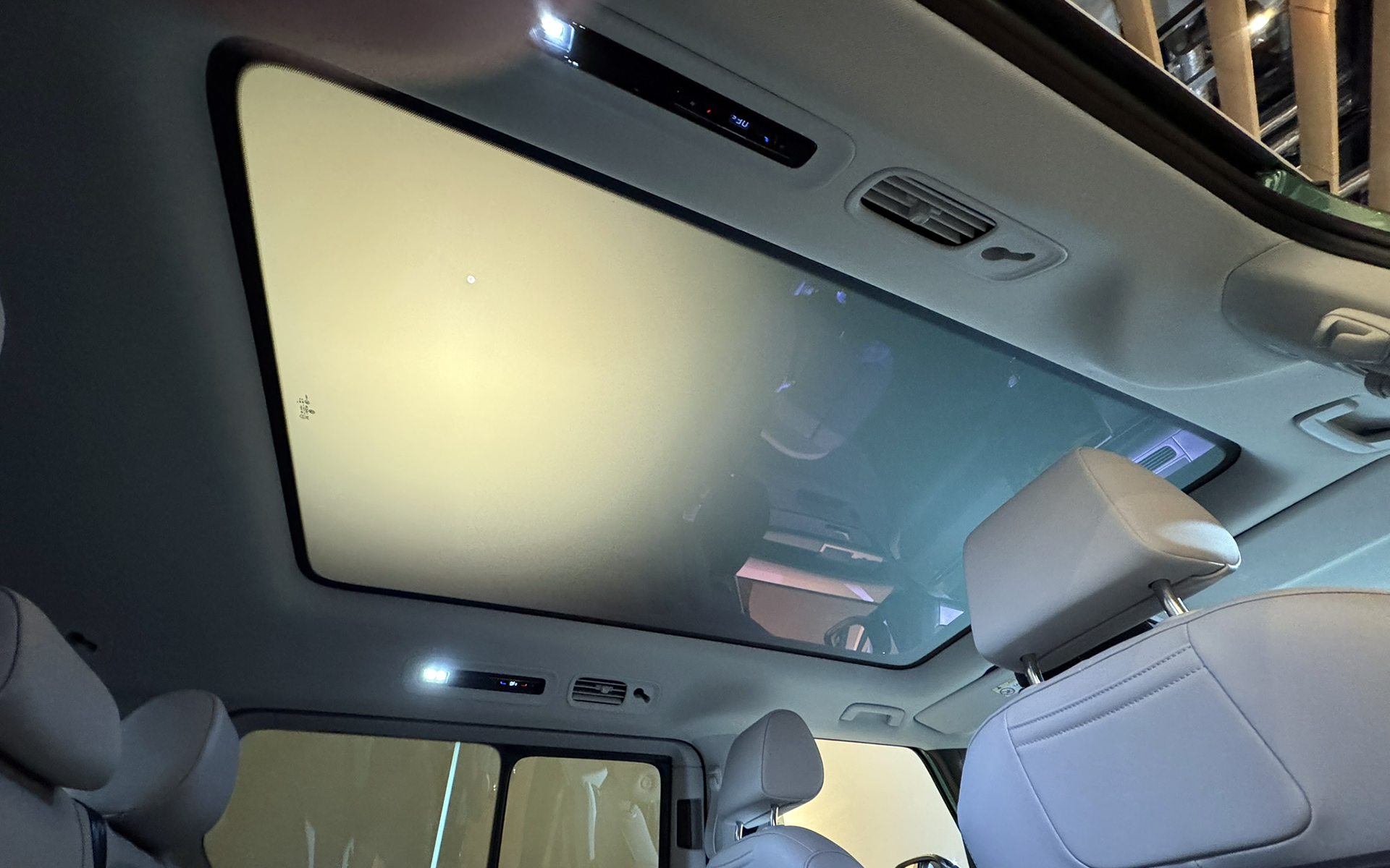 2-3-2のレイアウトでホイールベースを約250mm伸長した7人乗りロングホイールベース仕様「Pro Long Wheelbase」。ボディサイズは4965×1985×1925mm（全長×全幅×全高）でホイールベースは3240mm