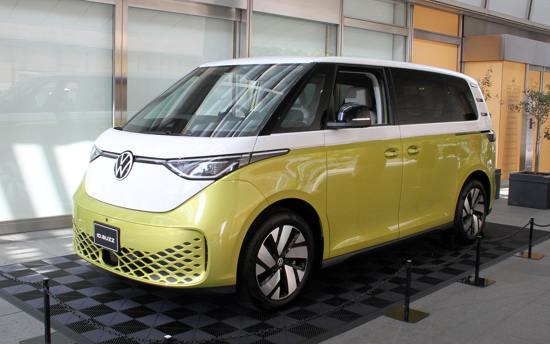 2-2-2のレイアウトを採用した6人乗りノーマルホイールベース仕様「Pro」。ボディサイズは4715×1985×1925mm（全長×全幅×全高）でホイールベースは2990mm