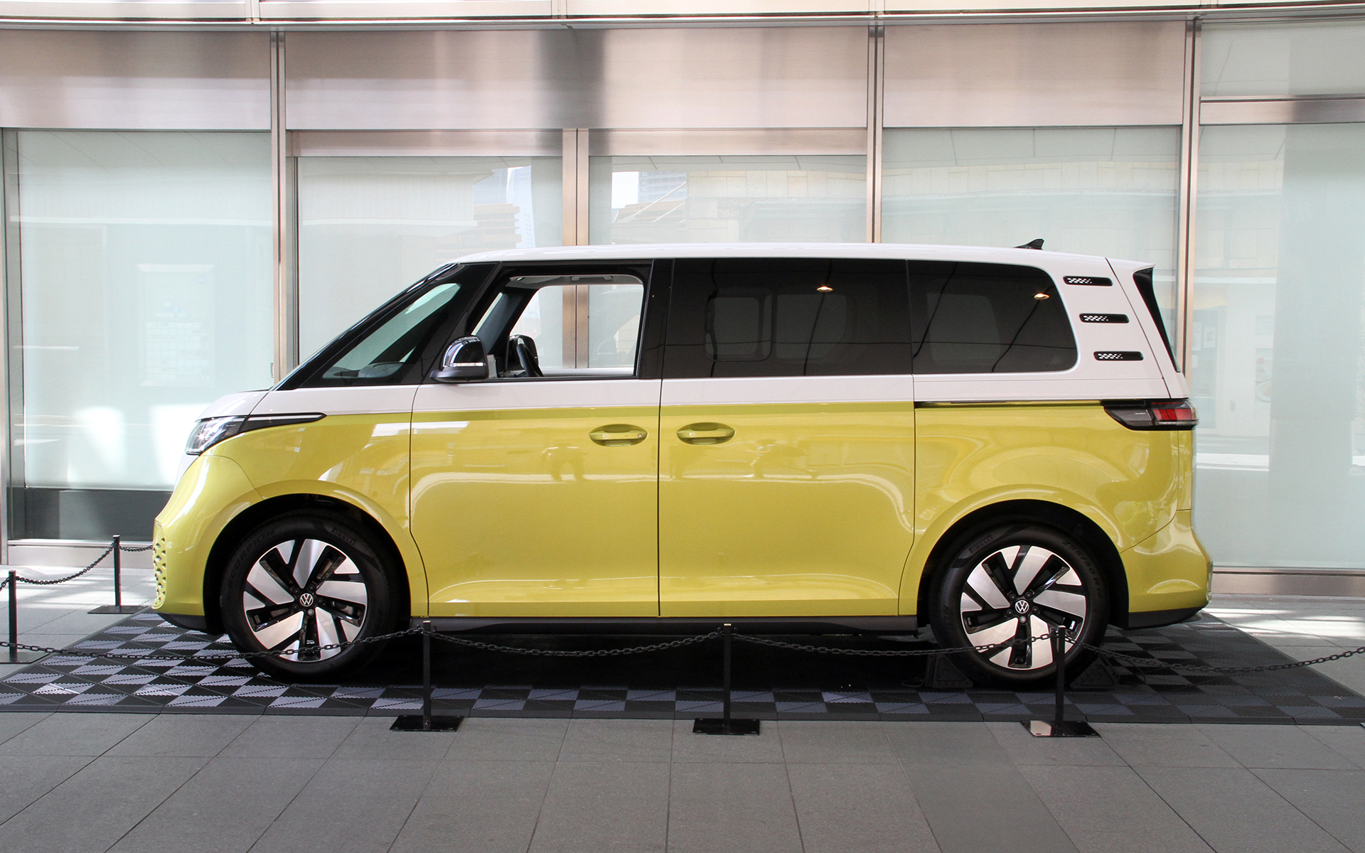 2-2-2のレイアウトを採用した6人乗りノーマルホイールベース仕様「Pro」。ボディサイズは4715×1985×1925mm（全長×全幅×全高）でホイールベースは2990mm